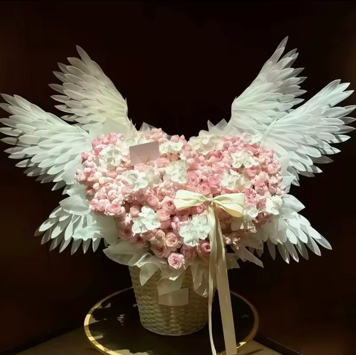 Cœur ANGEL de roses éternelles rose pâle et ailes blanches en ambiance sombre