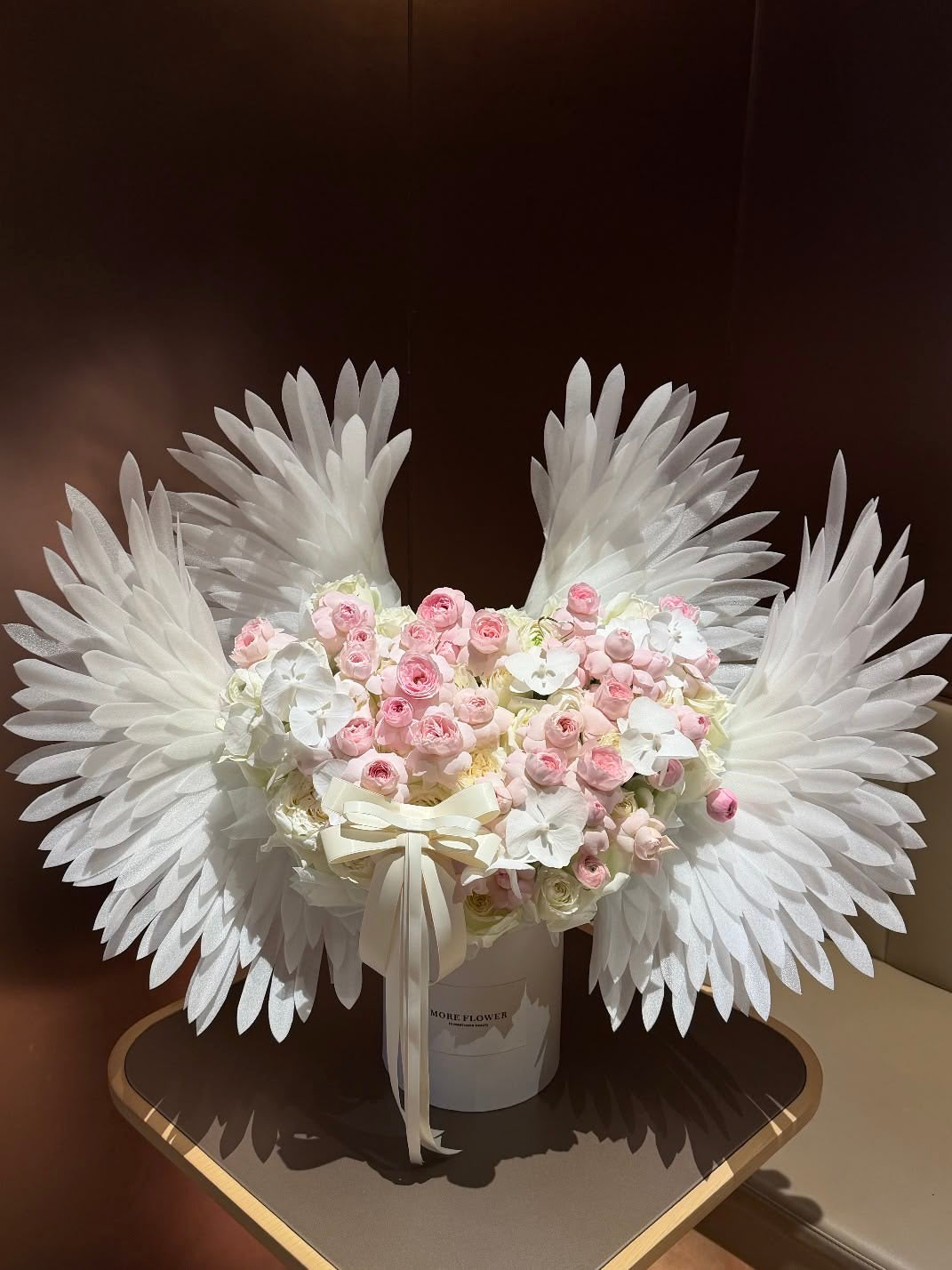 Cœur ANGEL de roses éternelles rose pâle avec ailes blanches, autre vue