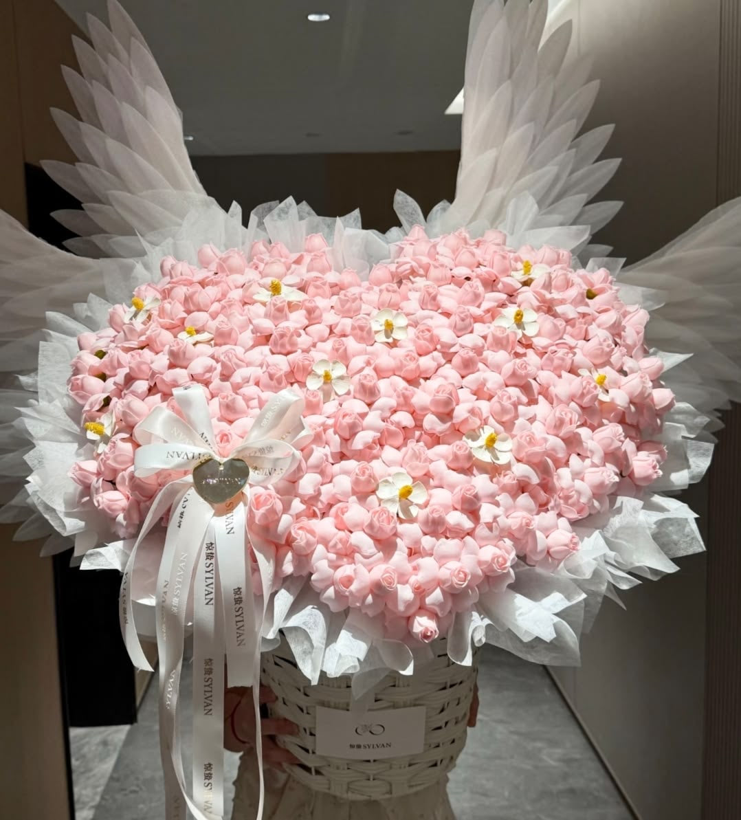 Cœur ANGEL de roses éternelles rose pâle avec ailes et panier, vue complète
