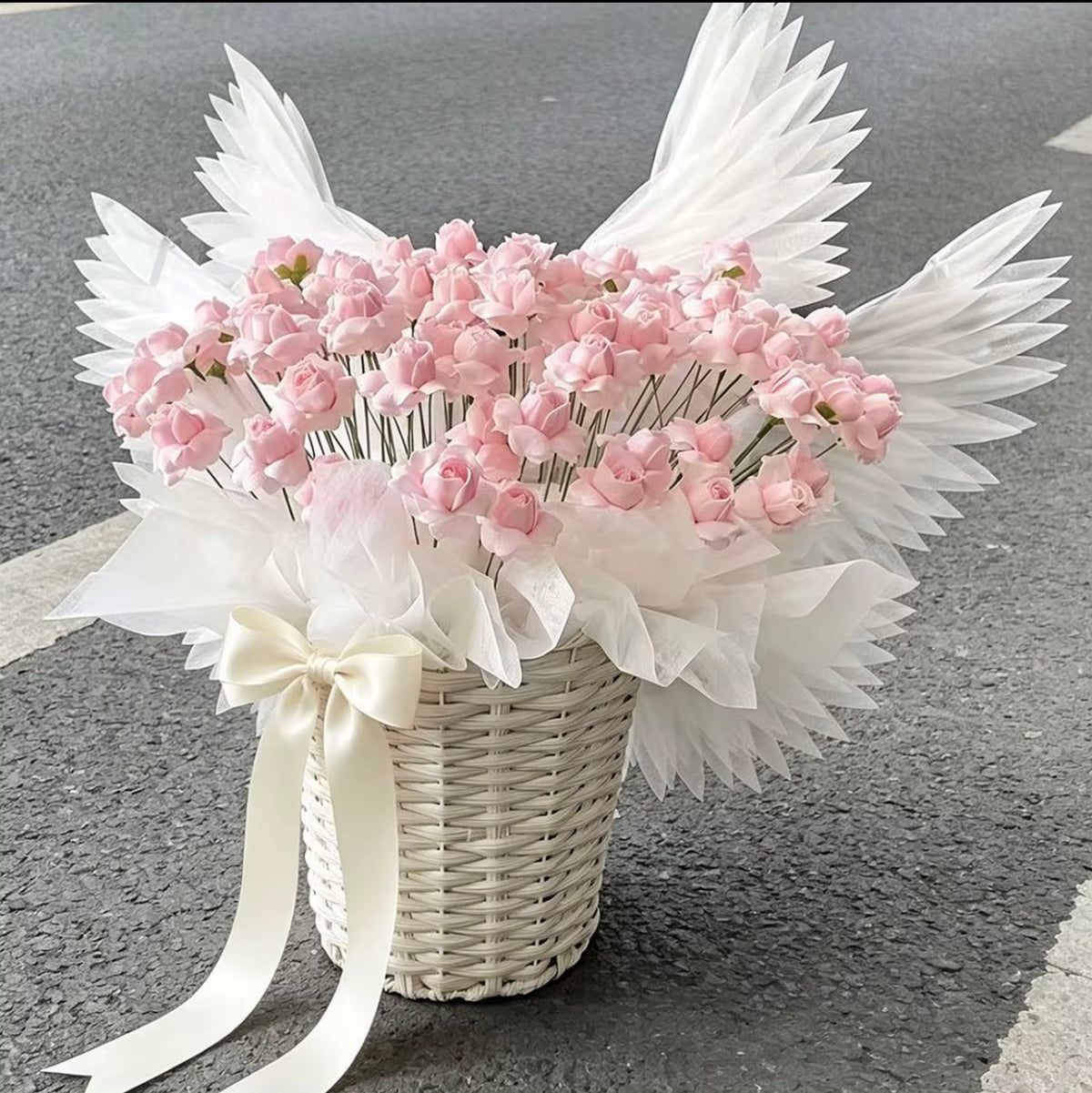 Cœur ANGEL de roses éternelles rose pâle avec ailes blanches, photo réelle