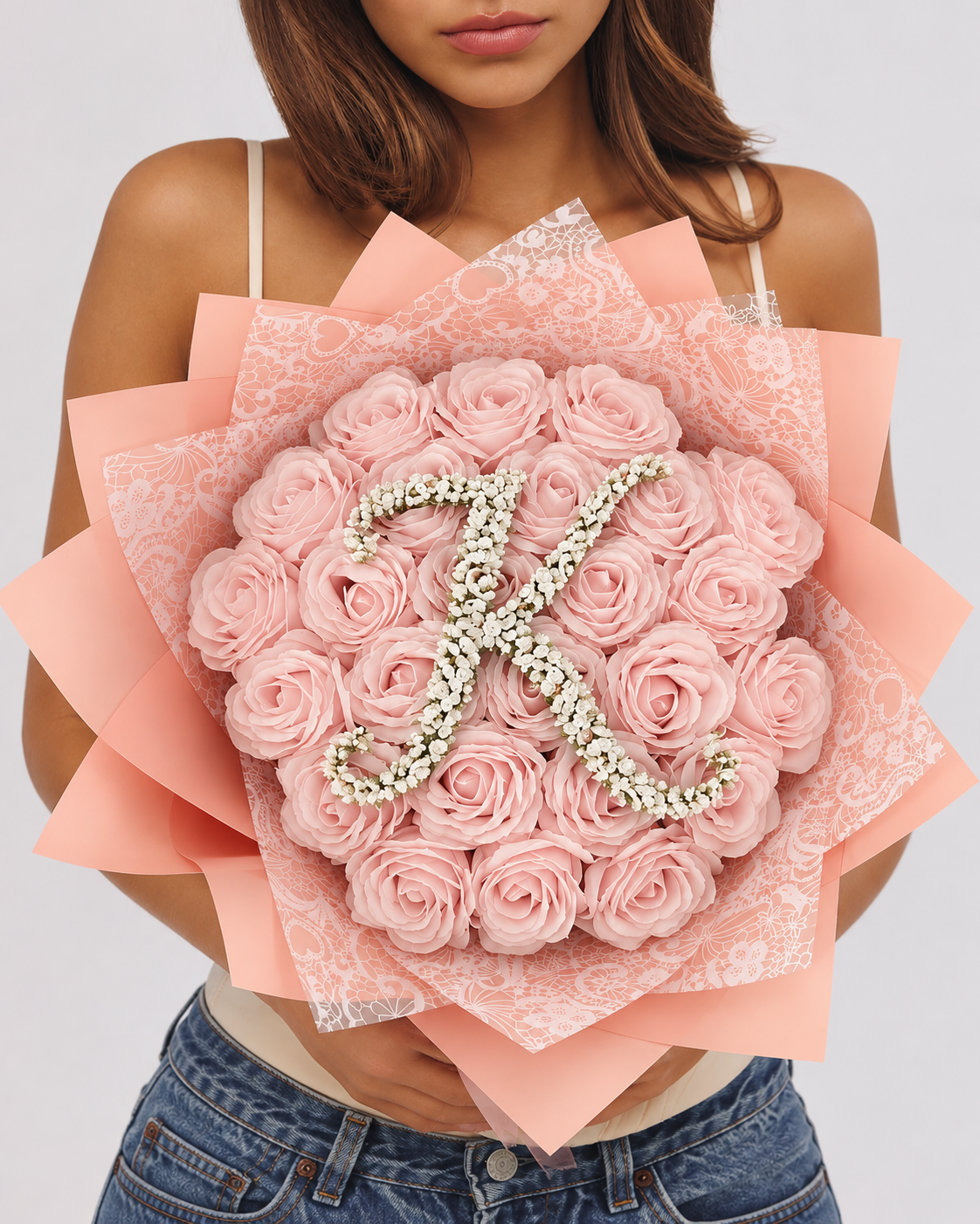 ANISA, bouquet de 25 roses éternelles rose poudré avec lettre perlée, tenu à la main