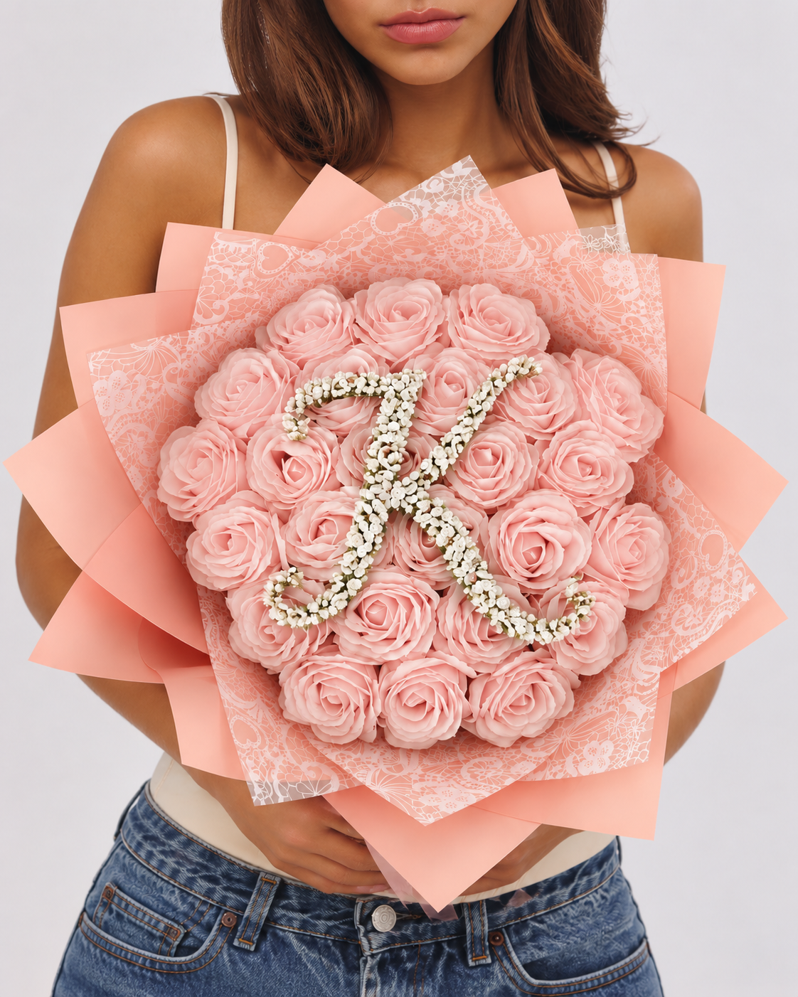 Bouquet ANISA de 25 roses éternelles rose poudré, vue de face portée