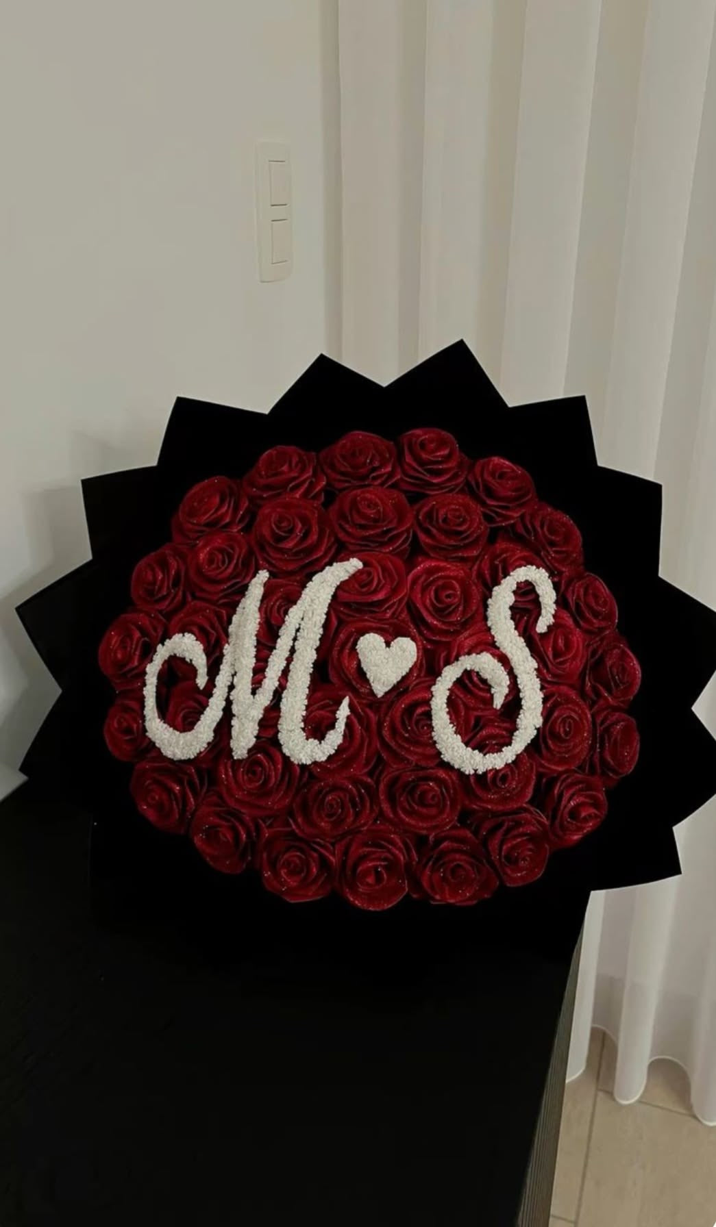 Bouquet Ava de roses rouges fraîches avec monogramme M S en gypsophile, papier noir