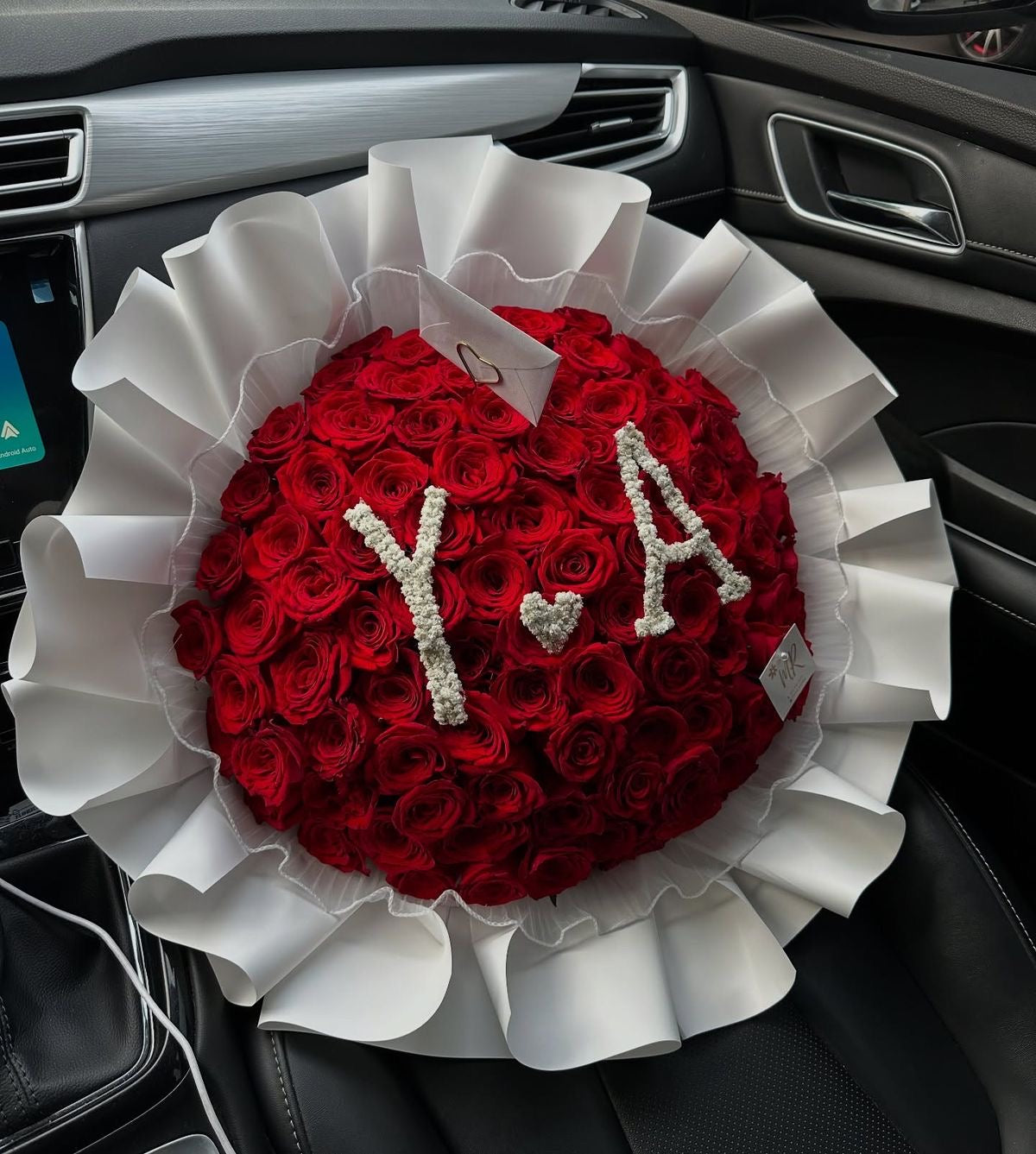 Bouquet Ava de roses rouges fraîches avec monogramme Y A en gypsophile, papier blanc