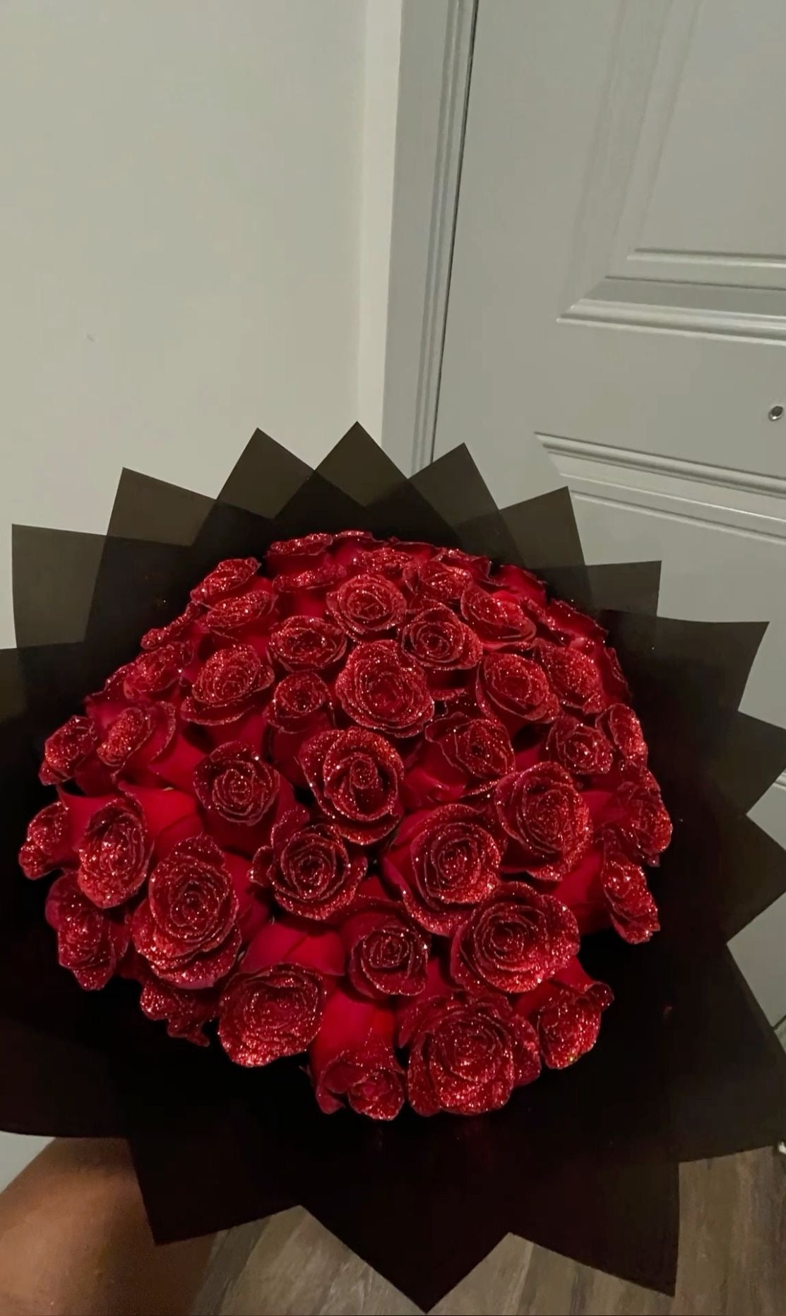 Bouquet Ava de roses rouges fraîches en papier noir, vu de dessus, sans lettre