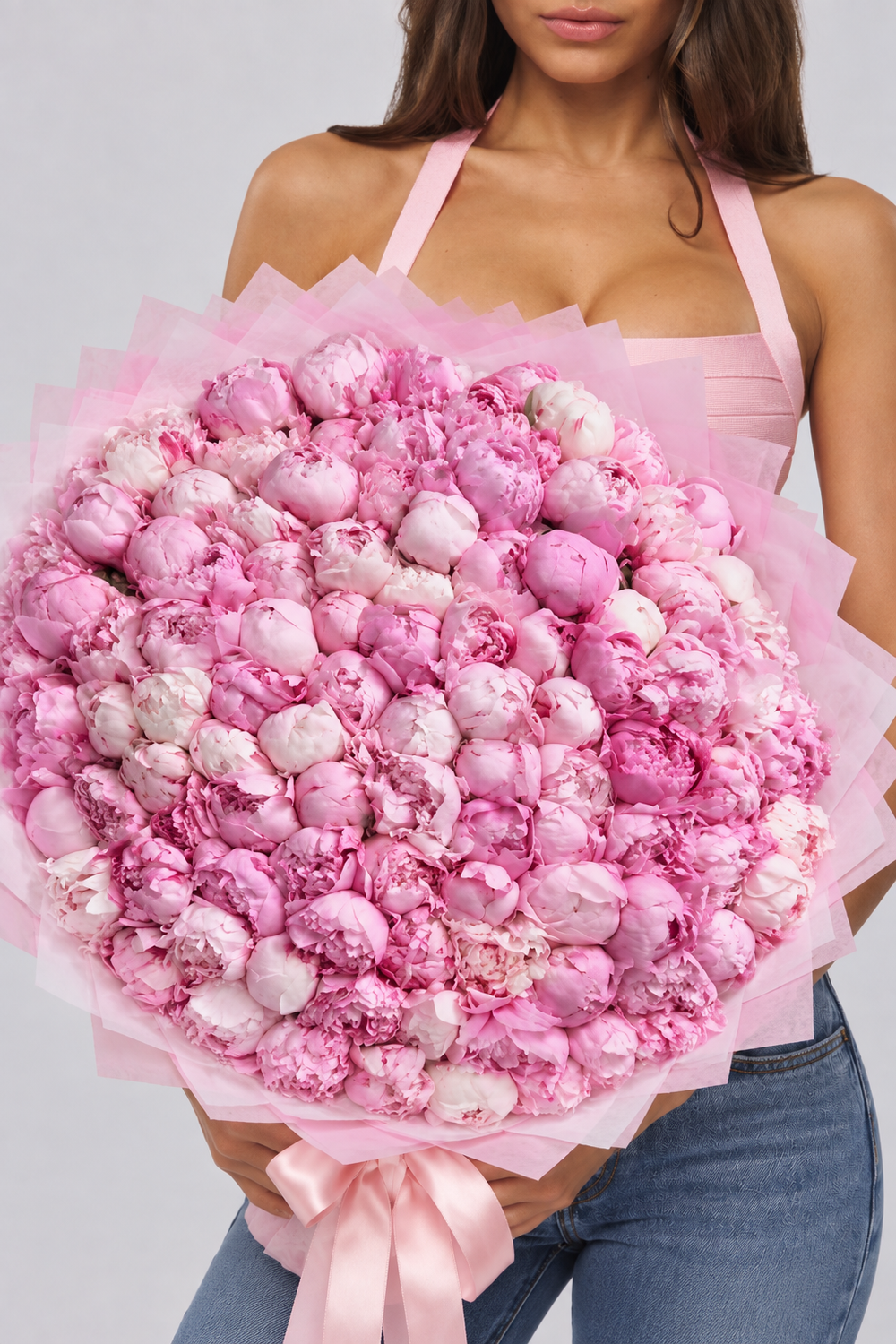 BALLERINA, bouquet de pivoines fraîches roses, tenu à la main