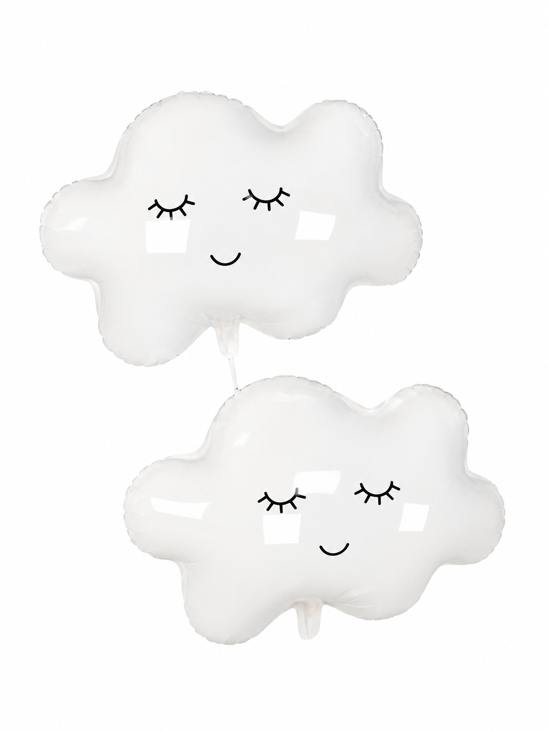 Ballon nuage blanc aluminium avec petit visage endormi et joues rosées, vue de face sur fond blanc