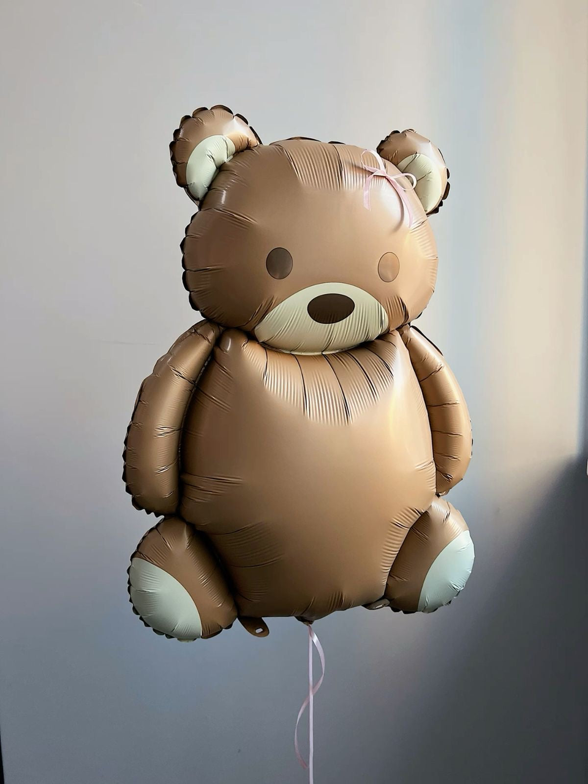 Ballon ourson caramel Biscuit flottant à l'hélium dans une pièce
