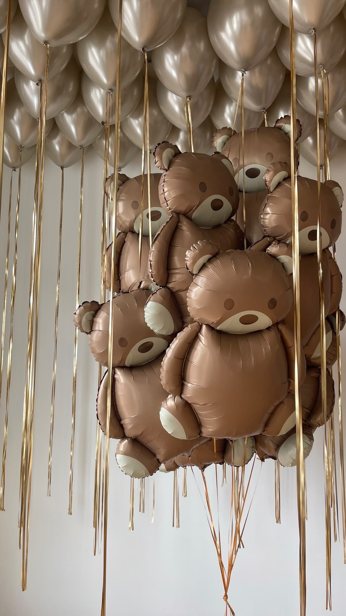 Ballons oursons caramel Biscuit en grappe avec ballons dorés, décoration de fête
