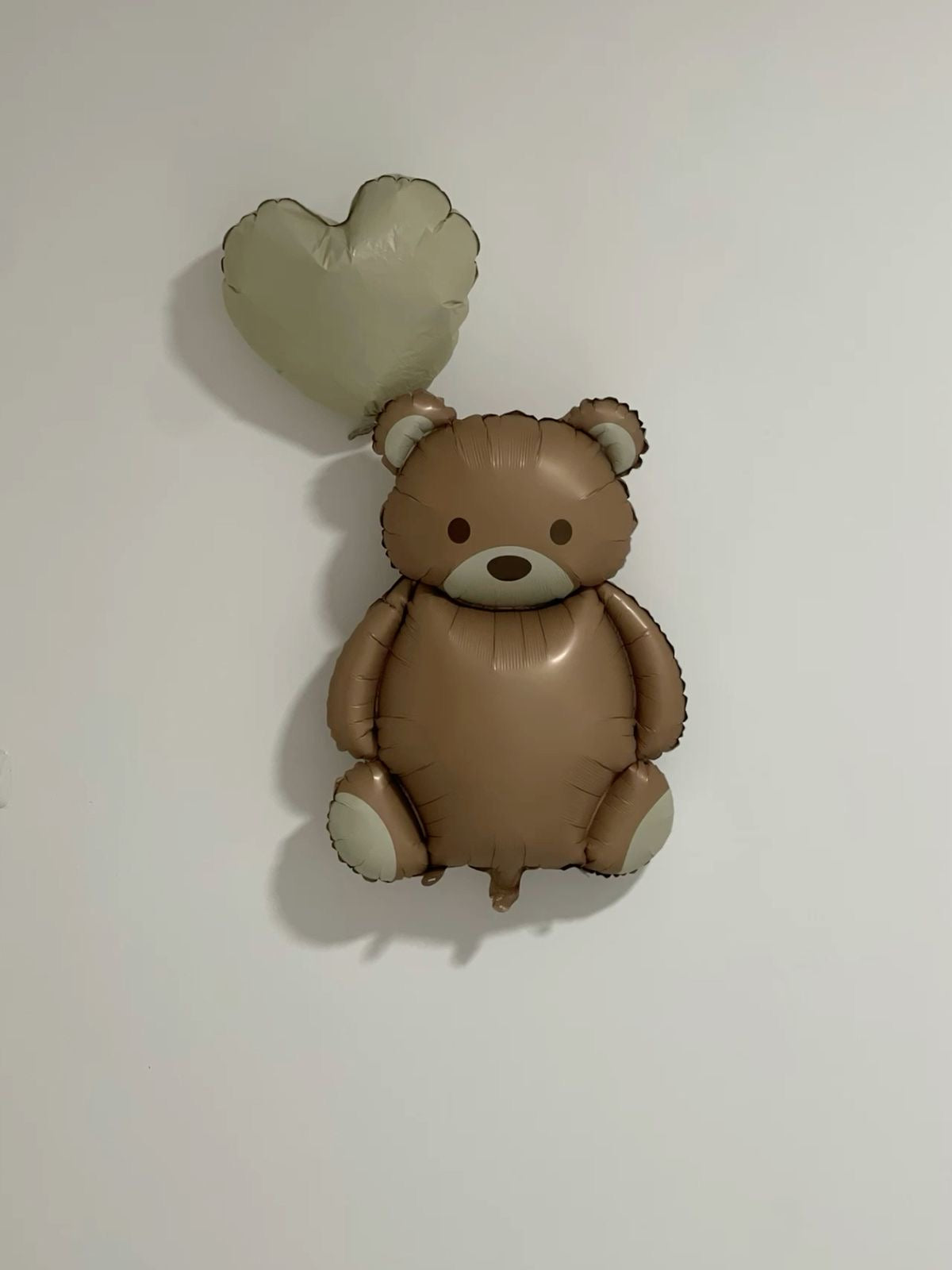 Ballon ourson caramel Biscuit avec un ballon cœur vert pâle, décoration murale