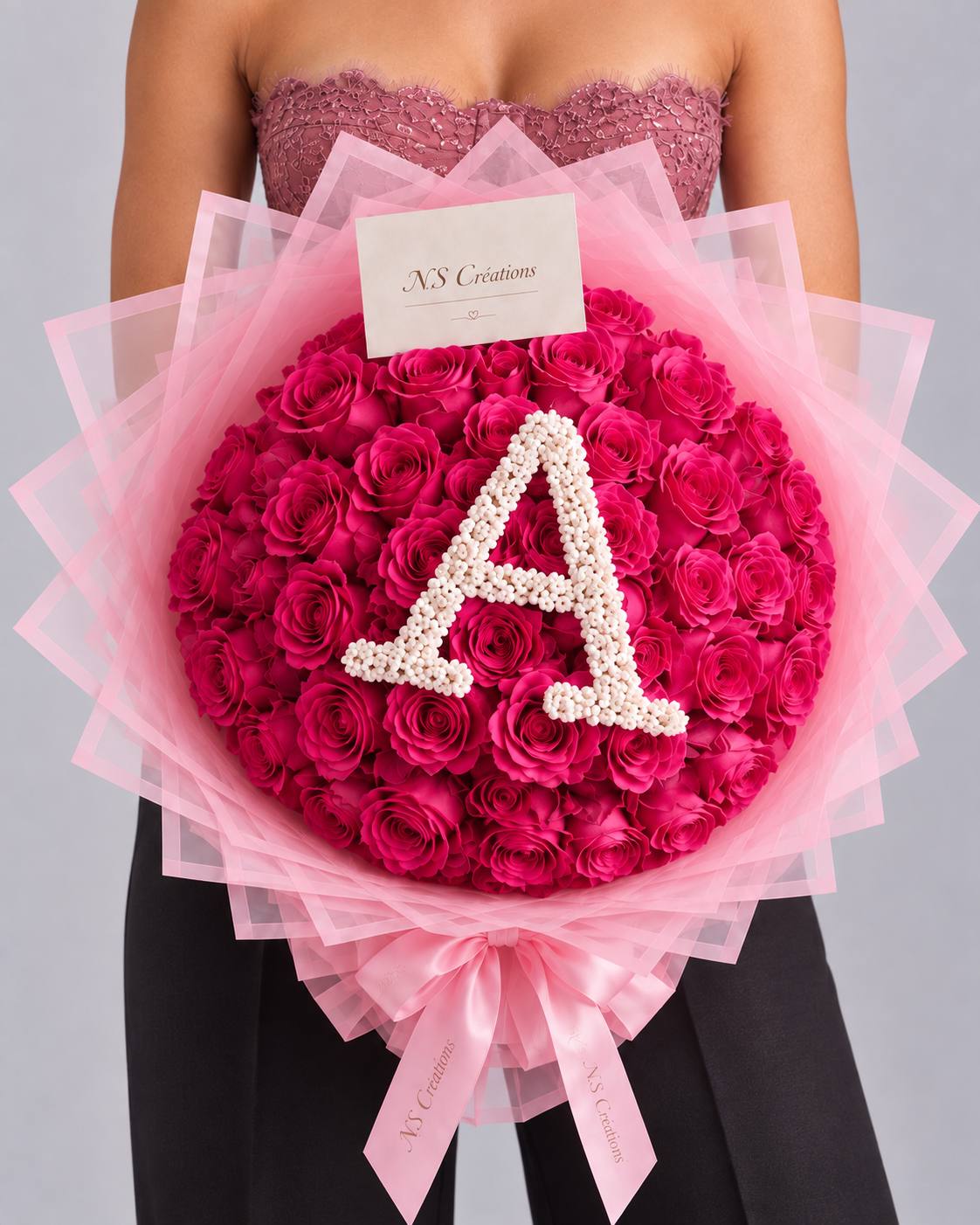 Bouquet Bella de roses roses fraîches, vue de face avec lettre A en gypsophile et carton