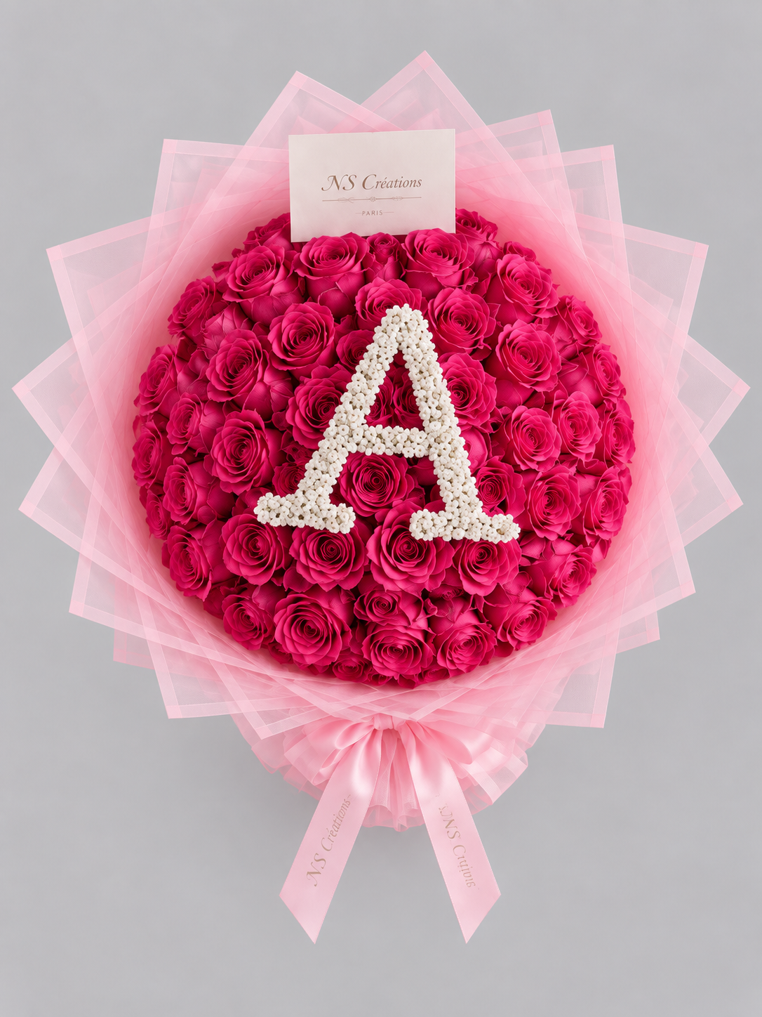 Bouquet Bella de roses roses fraîches avec lettre en gypsophile et ruban rose, fond gris