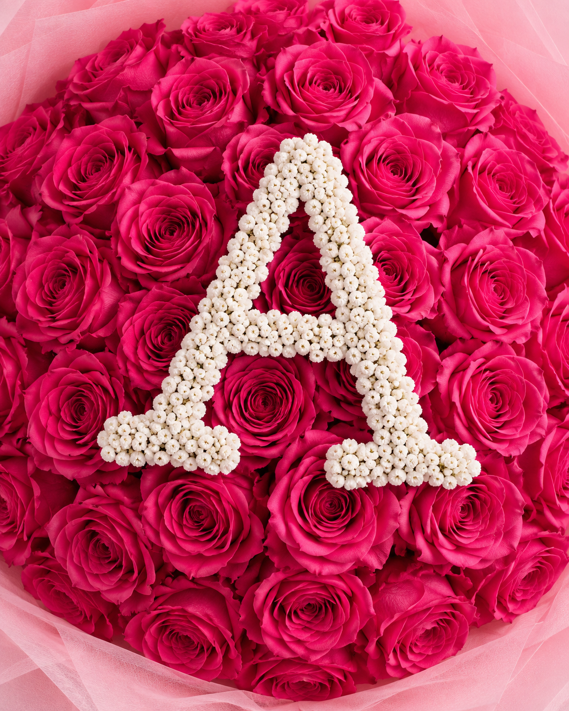 Détail de la lettre A en gypsophile sur les roses roses fraîches du bouquet Bella