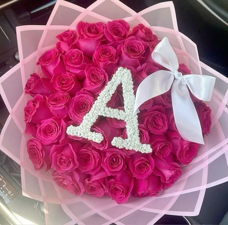 Bouquet Bella de roses roses fraîches avec lettre en gypsophile et nœud blanc, papier rose