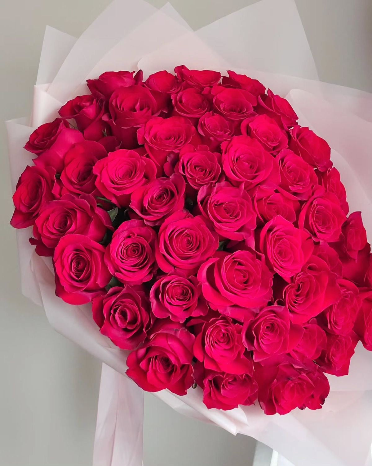 Bouquet Bella de roses roses fraîches en papier blanc