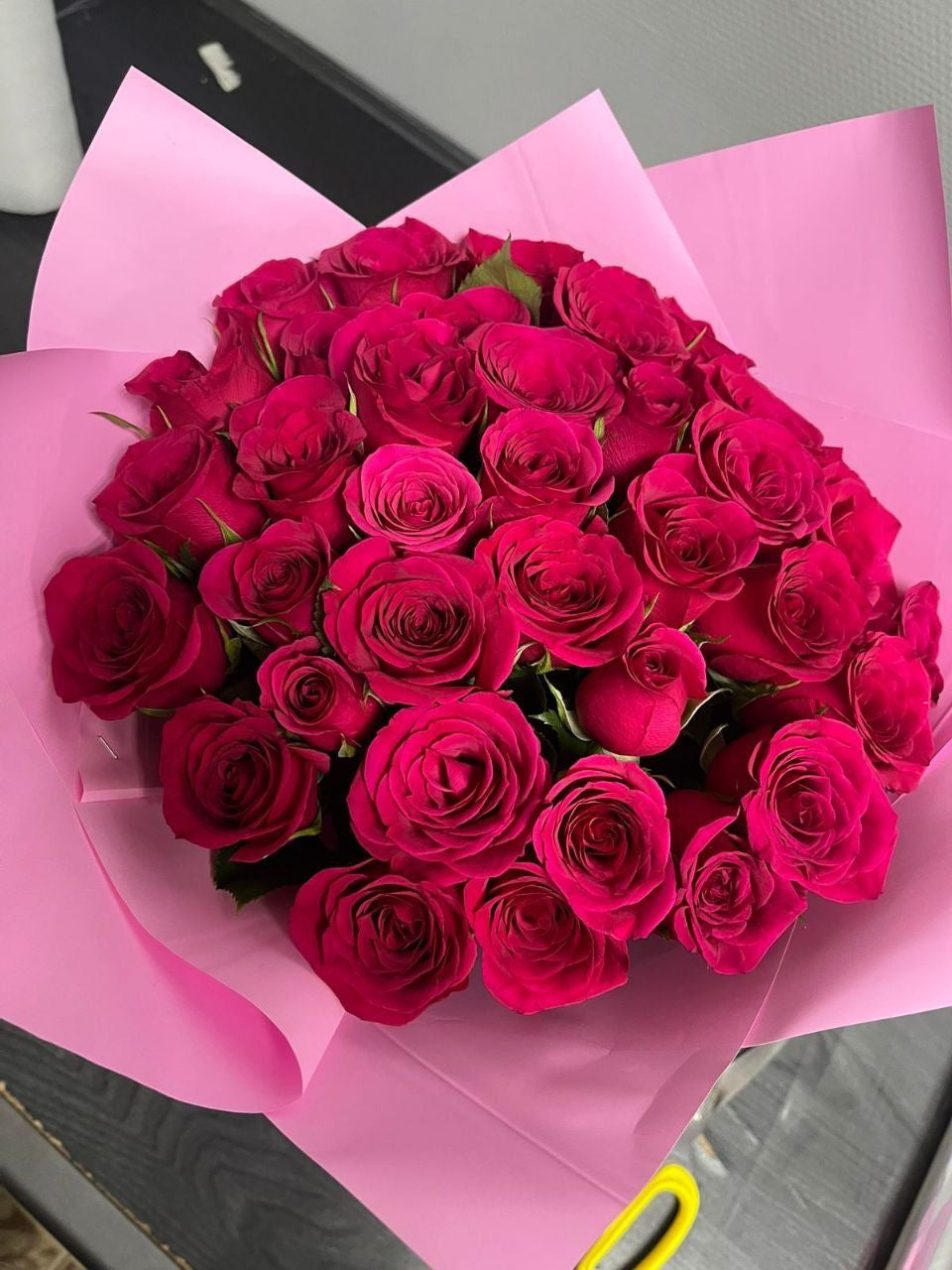 Bouquet Bella de roses roses fraîches en papier rose, taille moyenne