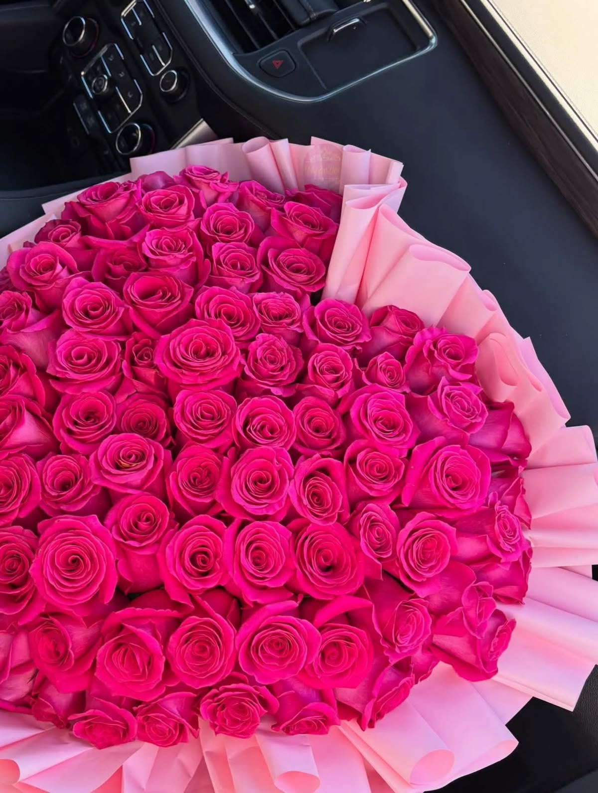 Bouquet Bella de roses roses fraîches vu de dessus, papier rose