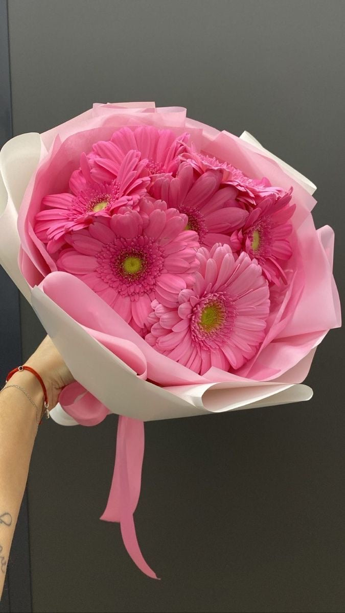 Bouquet Alinea de gerberas roses avec ruban rose, photo réelle