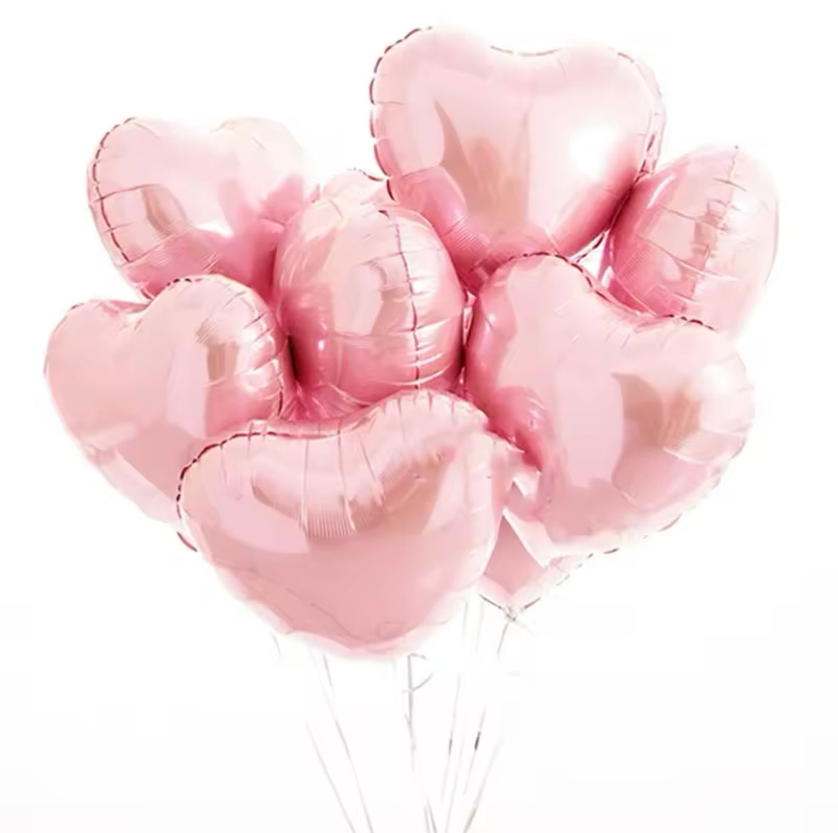 Ensemble de ballons cœurs rose pastel sur fond blanc