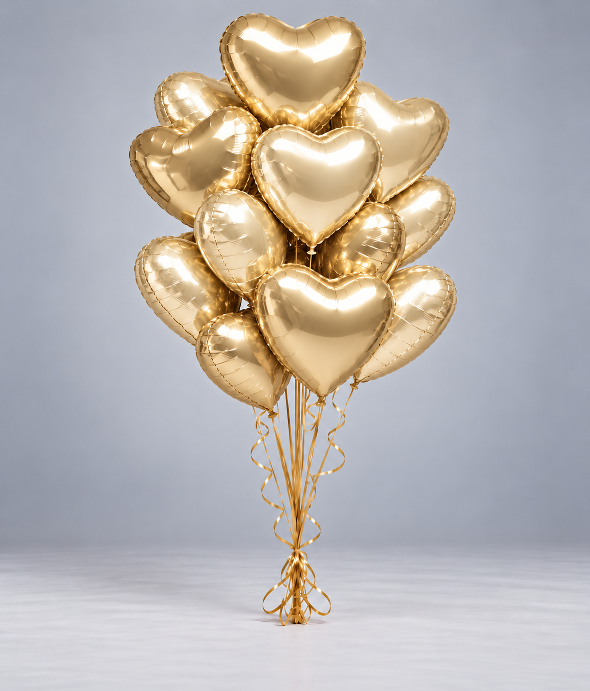Bouquet de ballons dorés, ballons cœur or brillants sur socle avec ficelles dorées