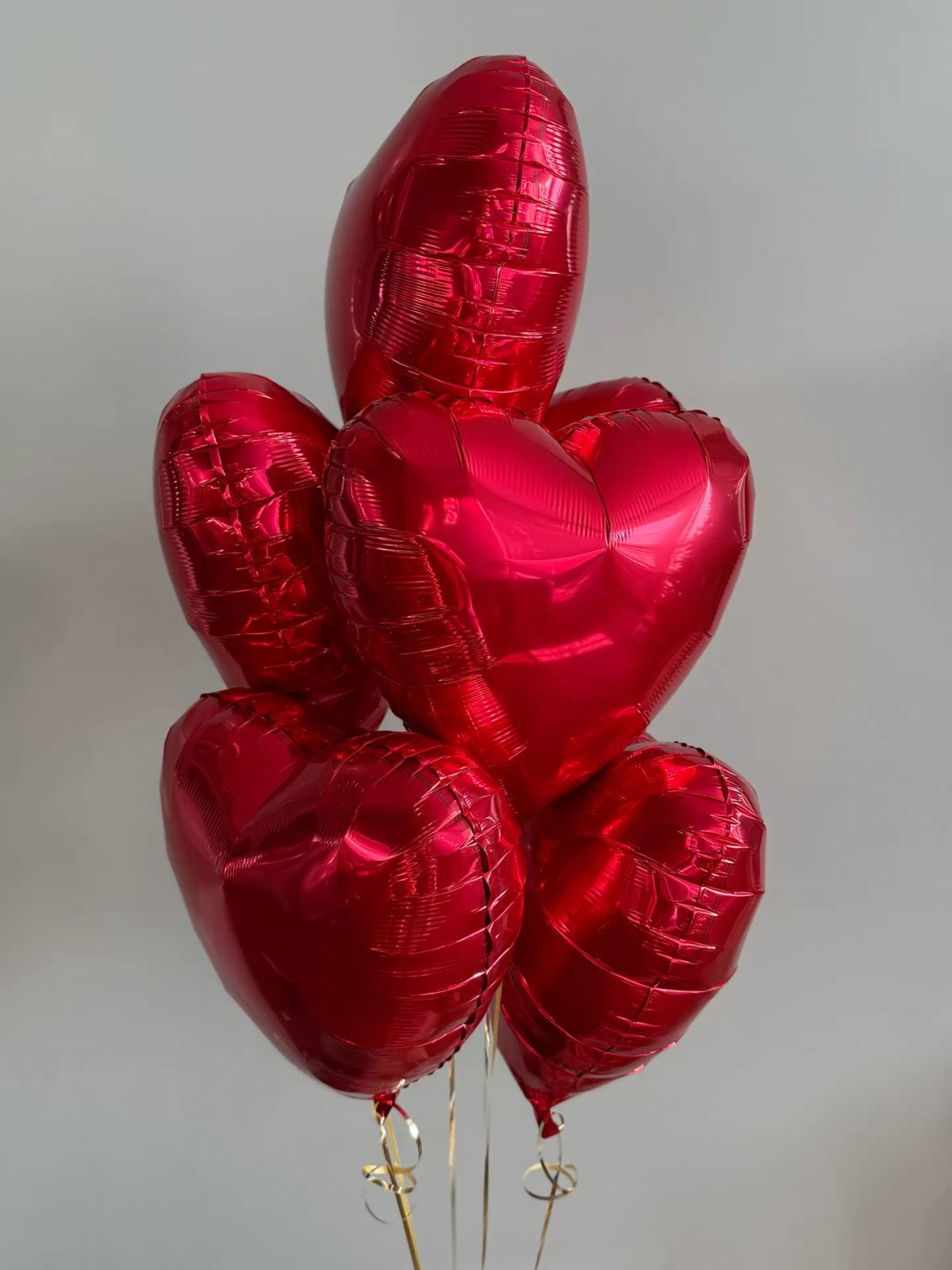 Petit bouquet de ballons cœur rouges love, photo réelle