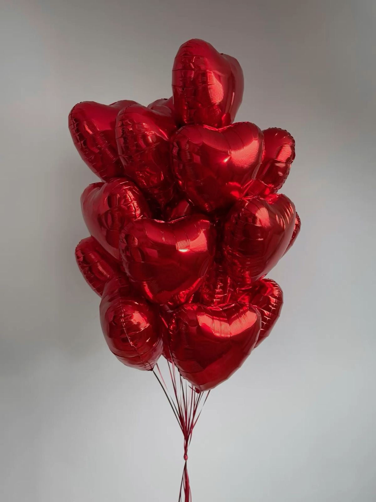 Grand bouquet de ballons cœur rouges love, photo réelle