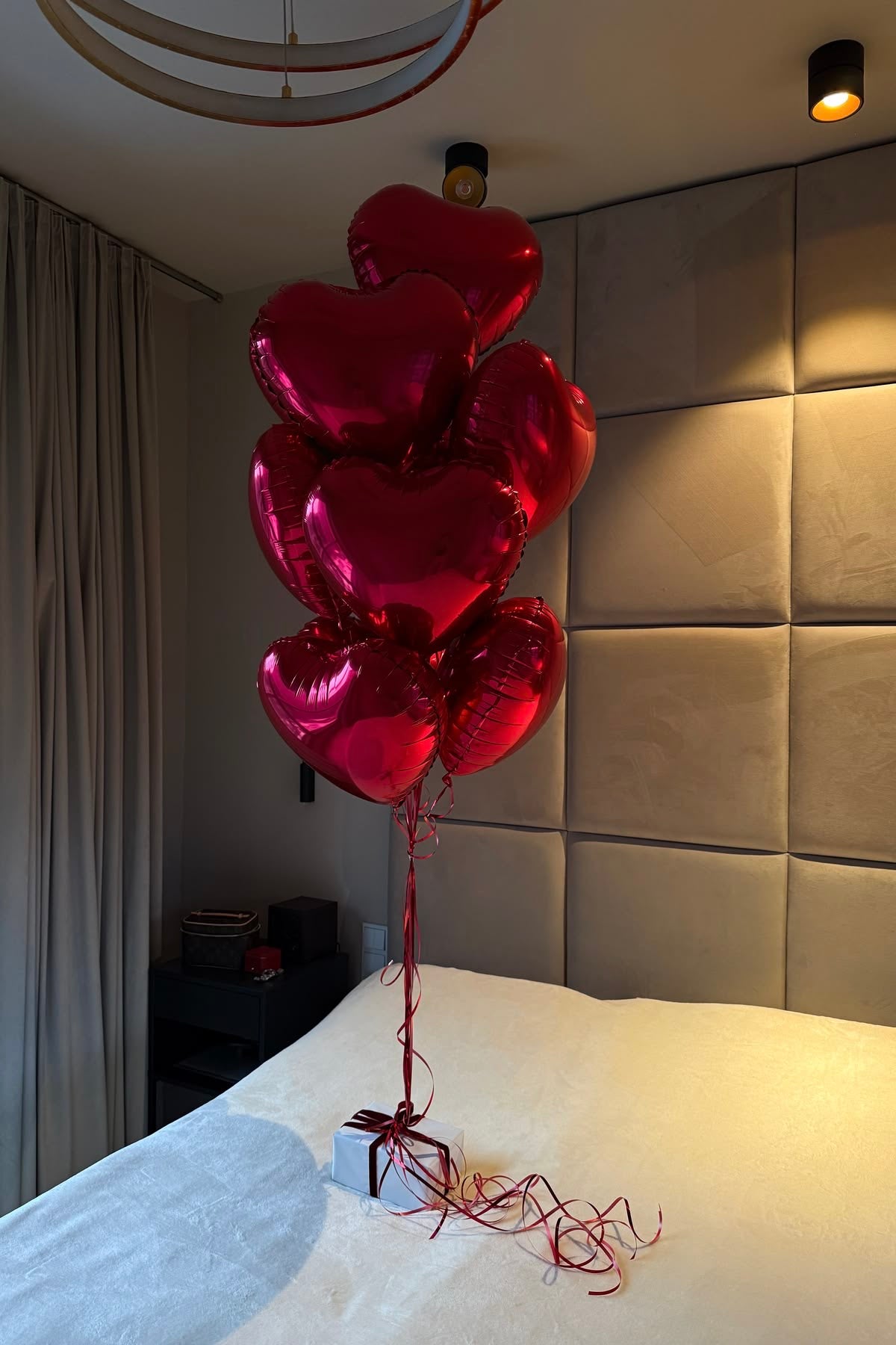 Bouquet de ballons cœur rouges love pour une surprise romantique au pied du lit