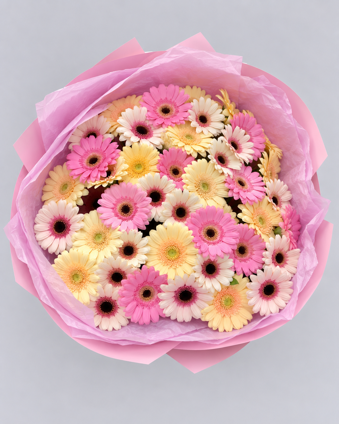 Bouquet Cosette de gerberas vu du dessus dans son papier rose