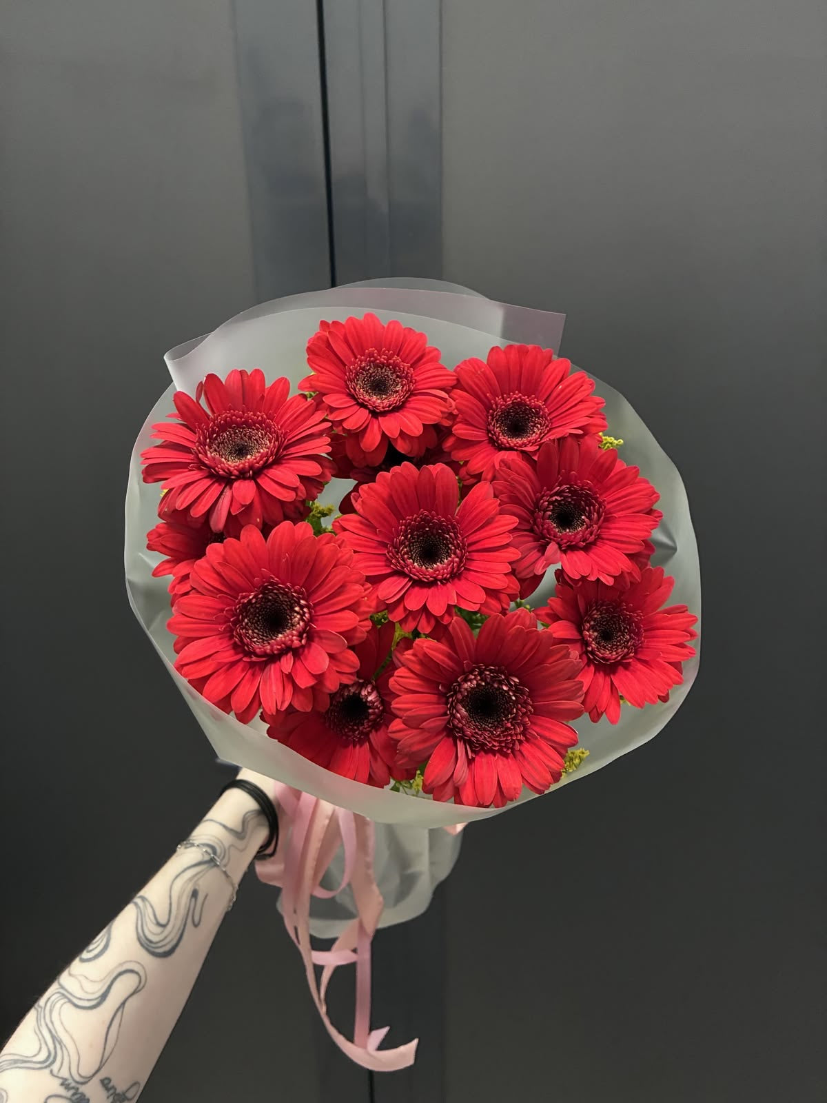 Petit bouquet de gerberas rouges Iman avec ruban rose, photo réelle