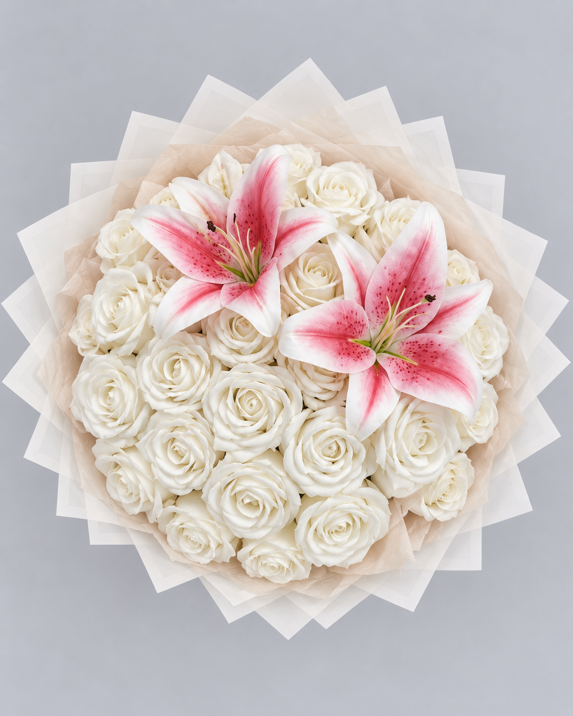 Bouquet Lilas vu du dessus, roses éternelles blanches et deux lys roses