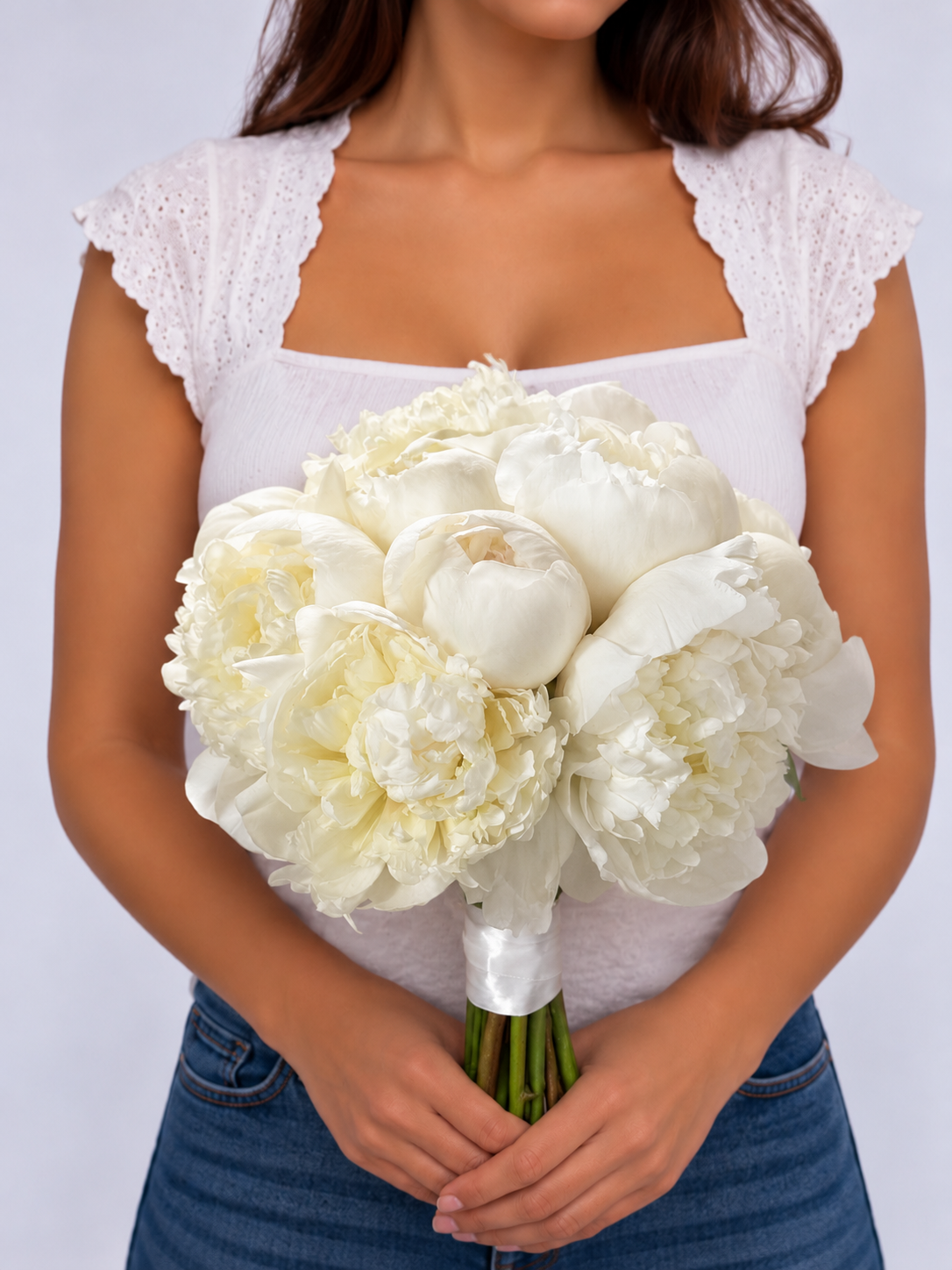 Bouquet de mariée Alba, pivoines blanches fraîches tenu à deux mains
