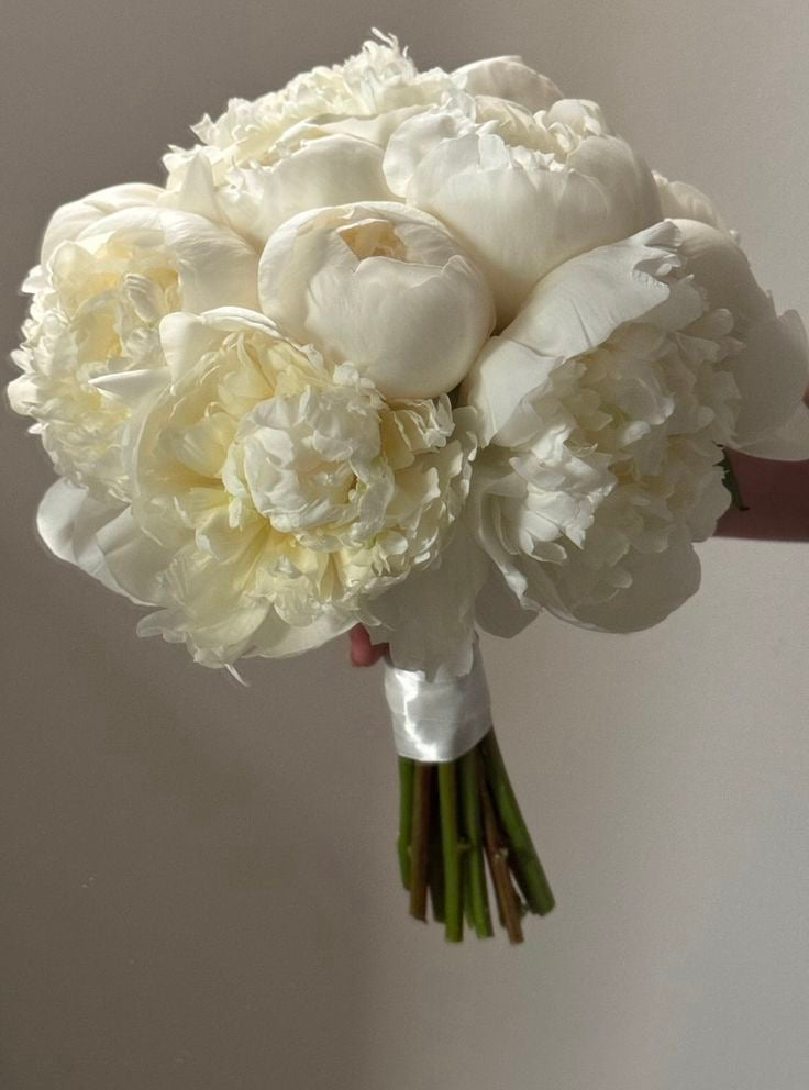 Bouquet de mariée Alba de pivoines blanches tenu en main