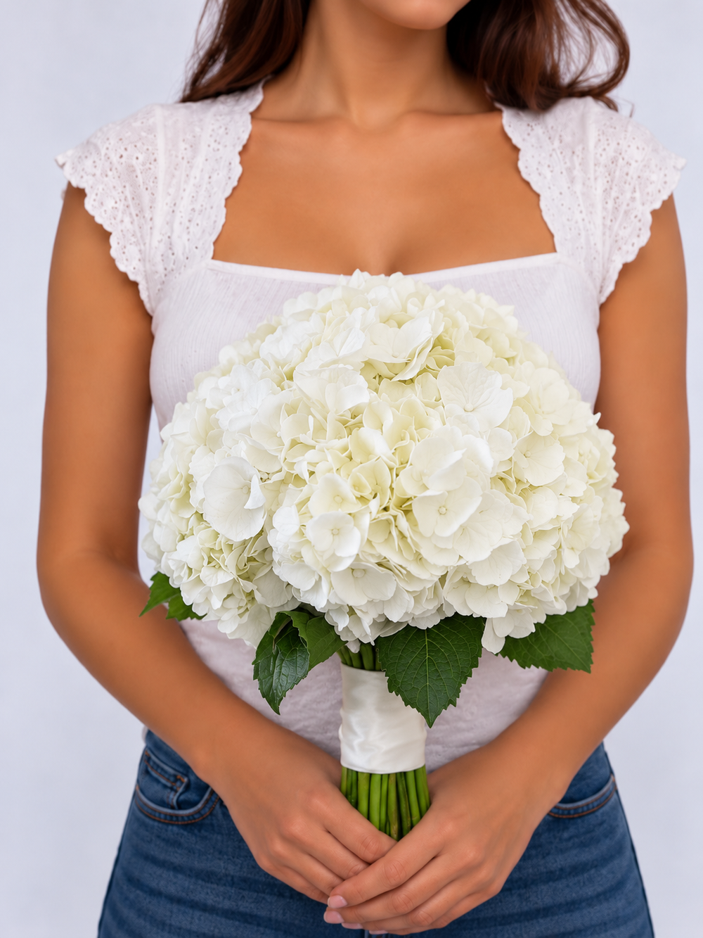 Bouquet de mariée Alexandra, hortensias blancs frais tenu à deux mains