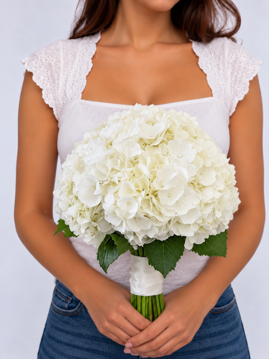 Bouquet de mariée Alexandra, hortensias blancs frais tenu à deux mains