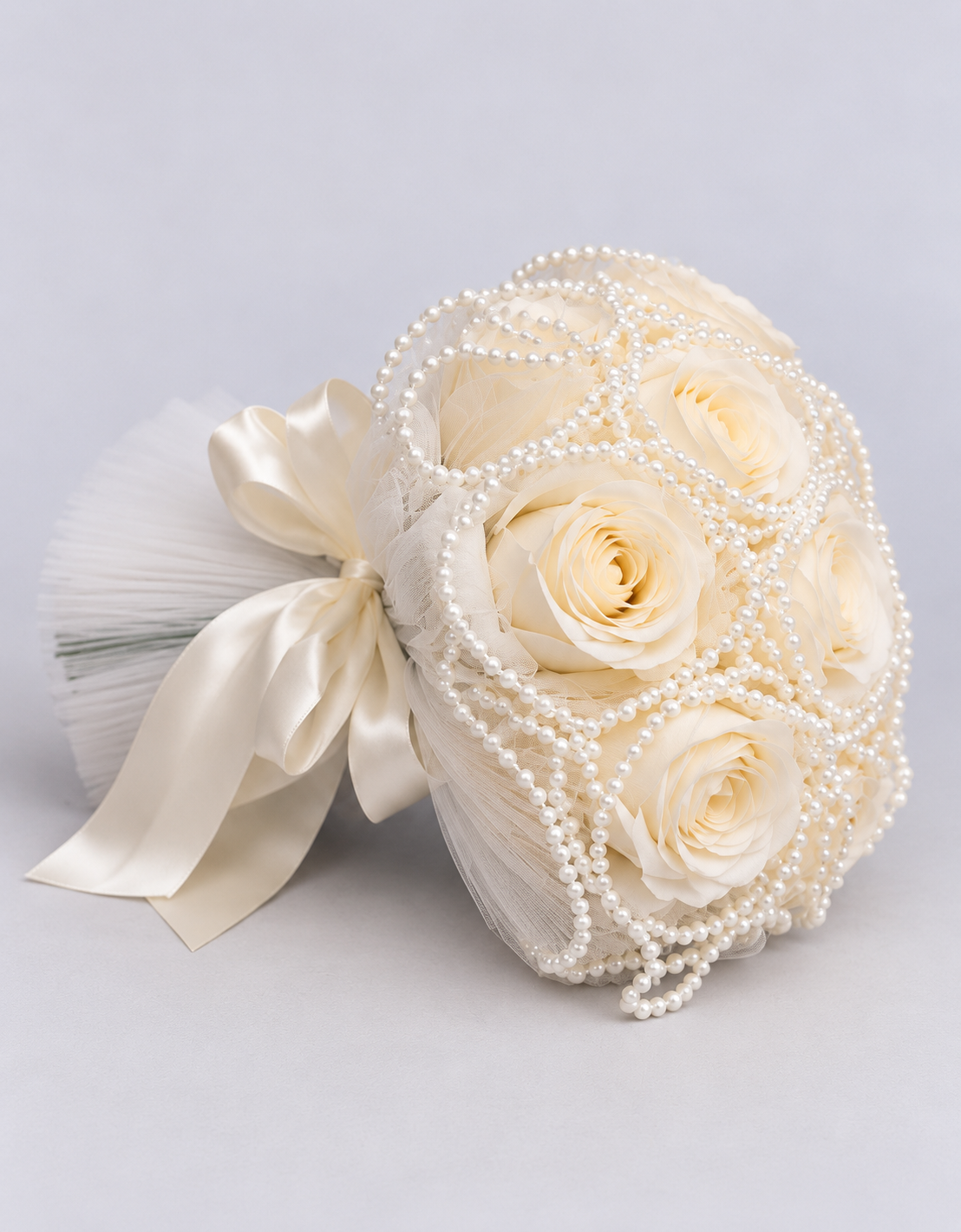 Bouquet de mariée Divas de côté, roses crème, perles et ruban satin