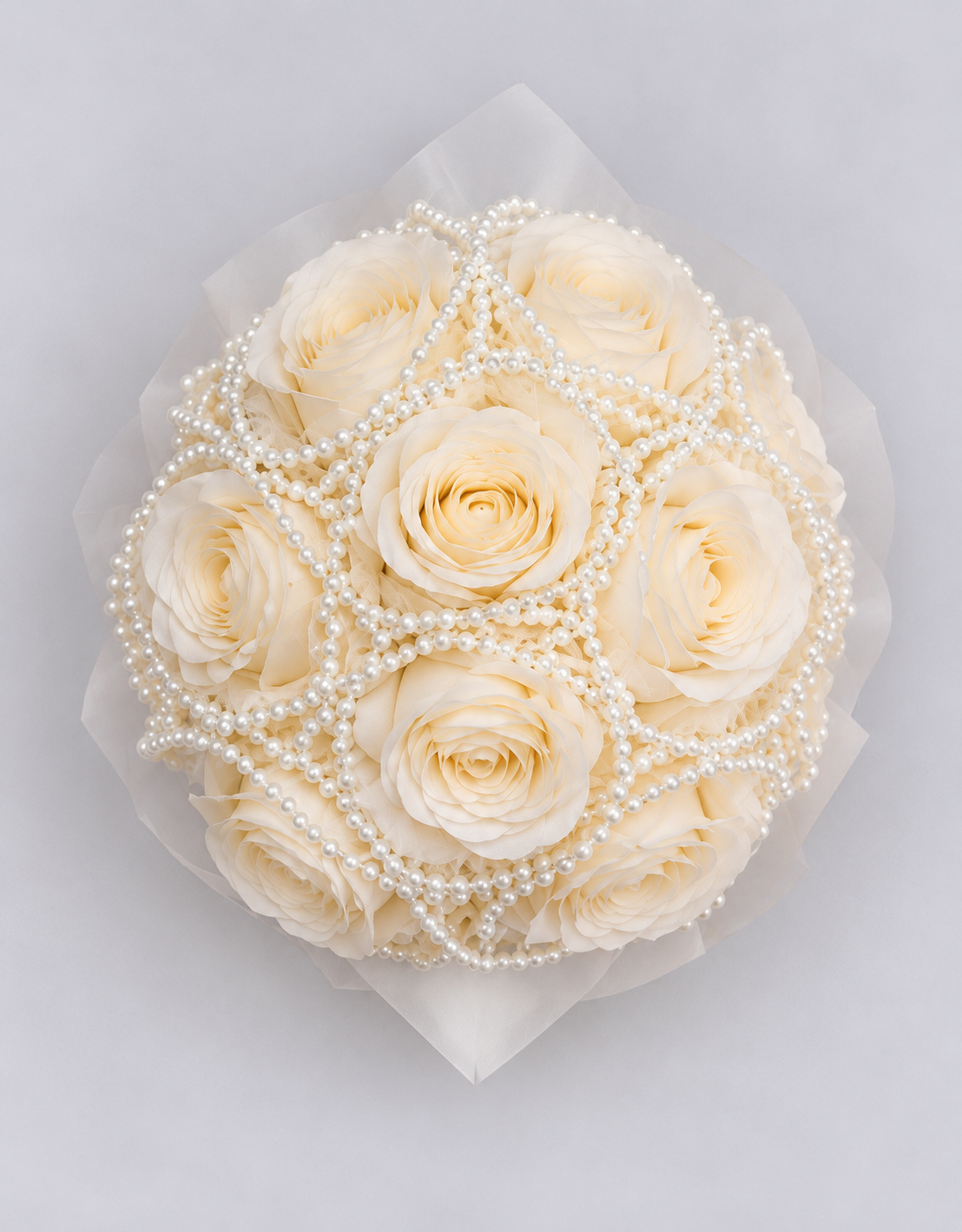 Bouquet de mariée Divas vu du dessus, roses crème entrelacées de perles