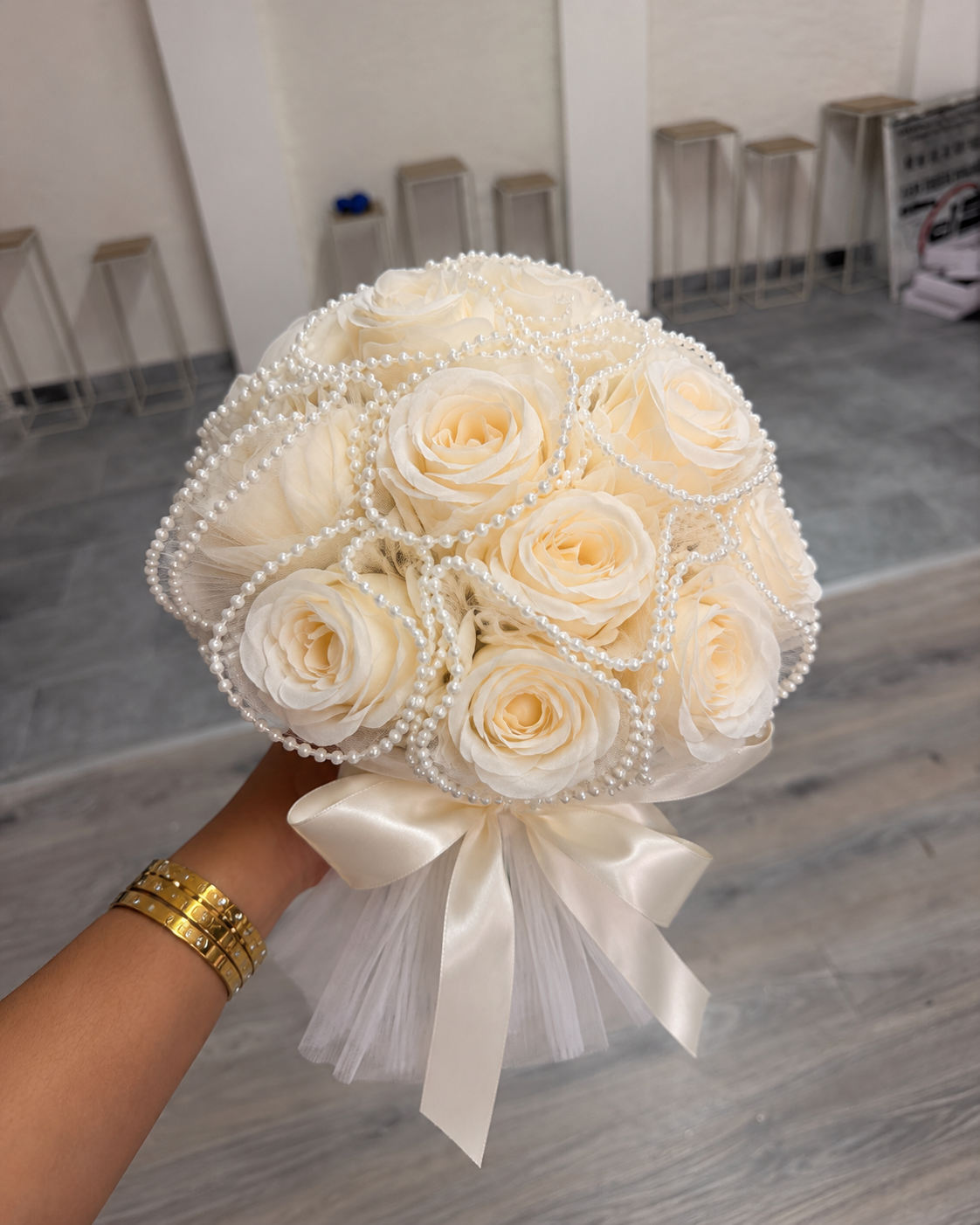 Bouquet de mariée Divas roses crème et perles tenu à la main, photo réelle