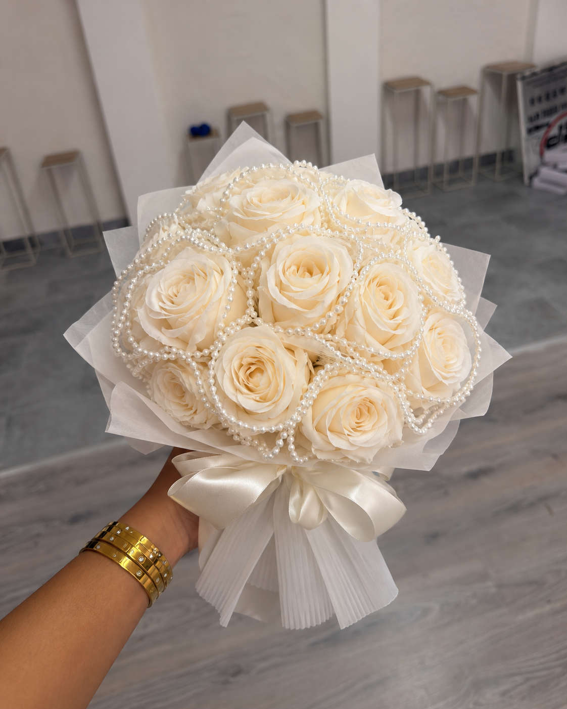 Bouquet Divas de roses artificielles blanc crème, perles et ruban dans du papier blanc, photo réelle
