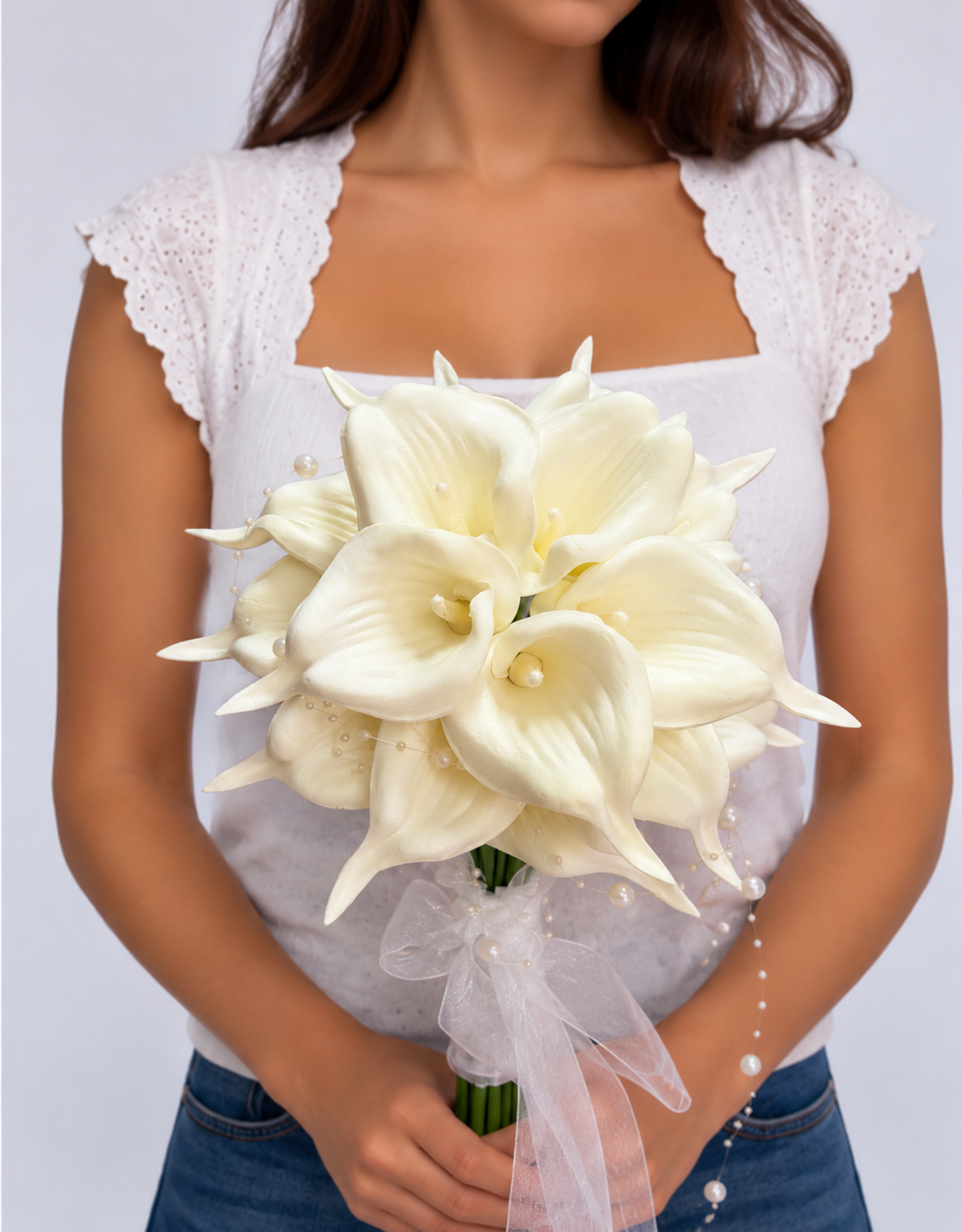 Bouquet Leonore d'arums crème avec ruban d'organza blanc et perles, vue de face