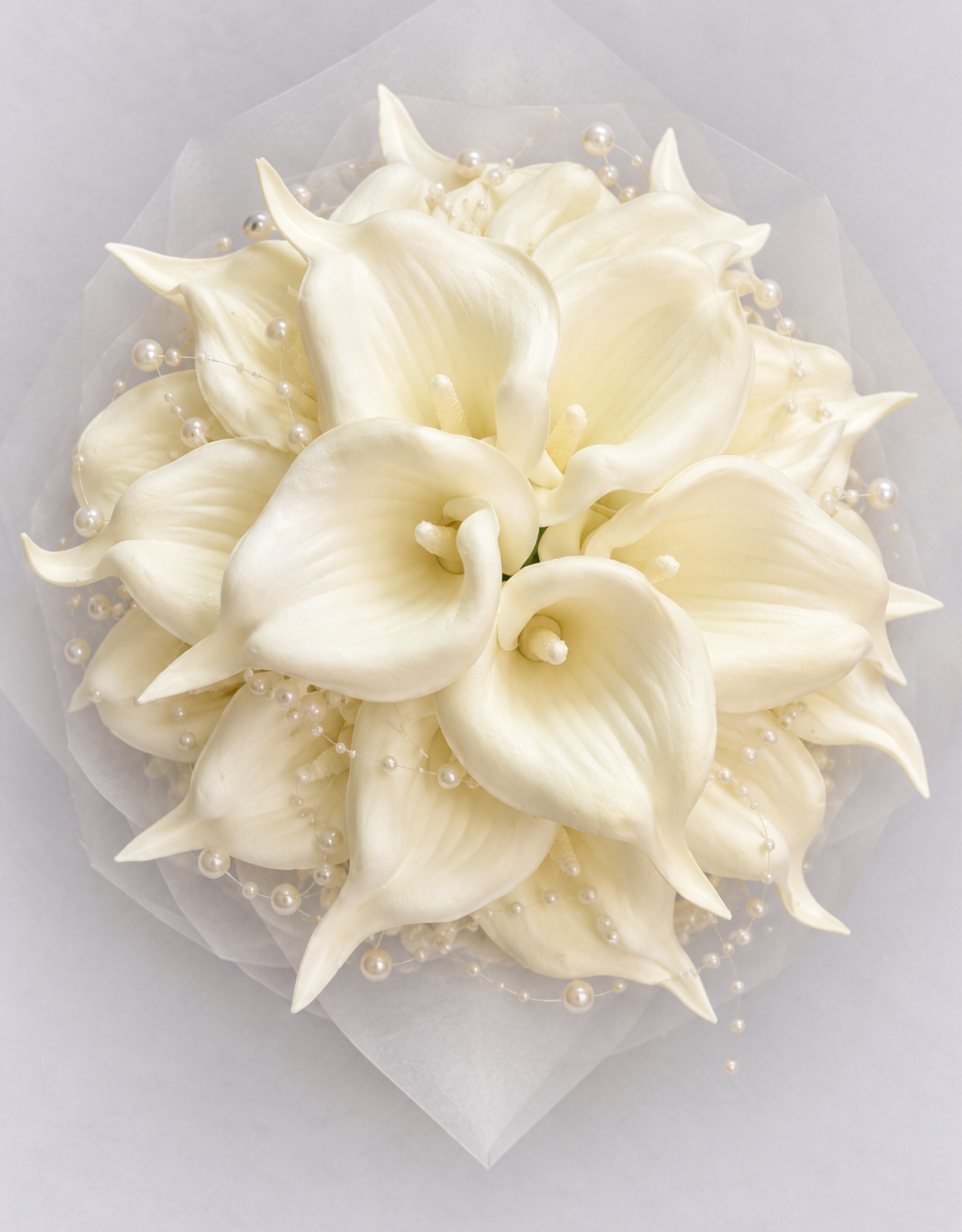 Bouquet de mariée Leonore vu du dessus, arums blanc crème parsemés de perles