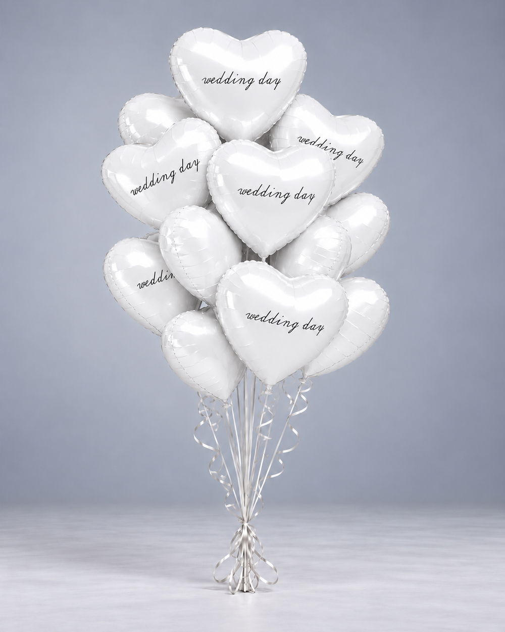 Bouquet Wedding Day, ballons cœur blancs avec l'inscription wedding day, sur socle gris