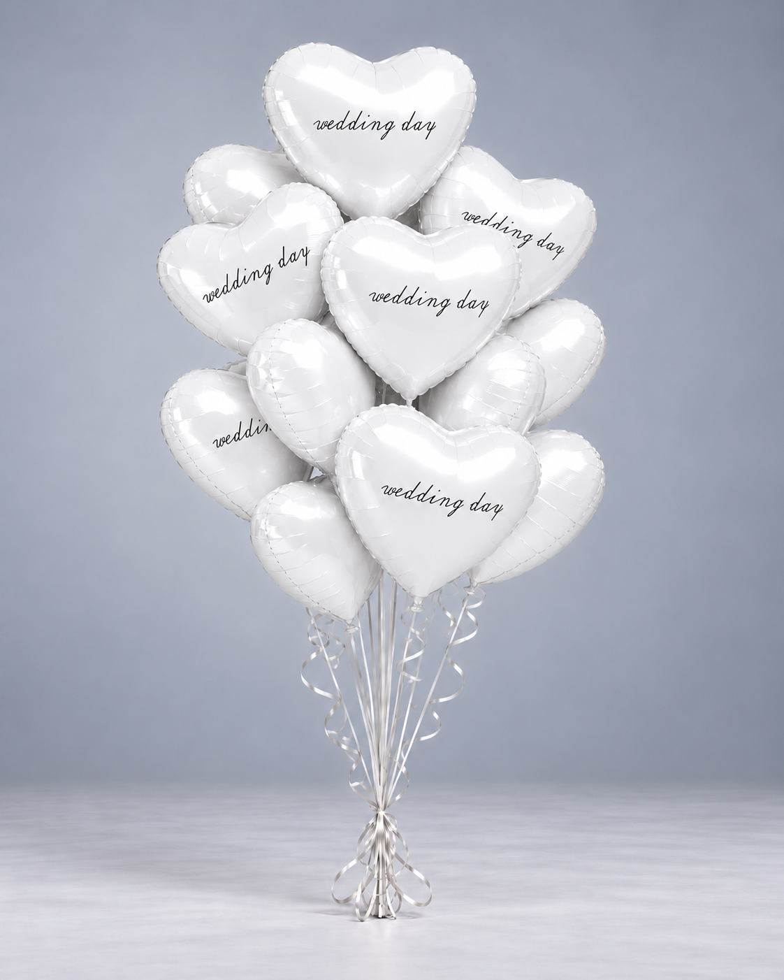 Bouquet Wedding Day, ballons cœur blancs avec l'inscription wedding day, sur socle gris