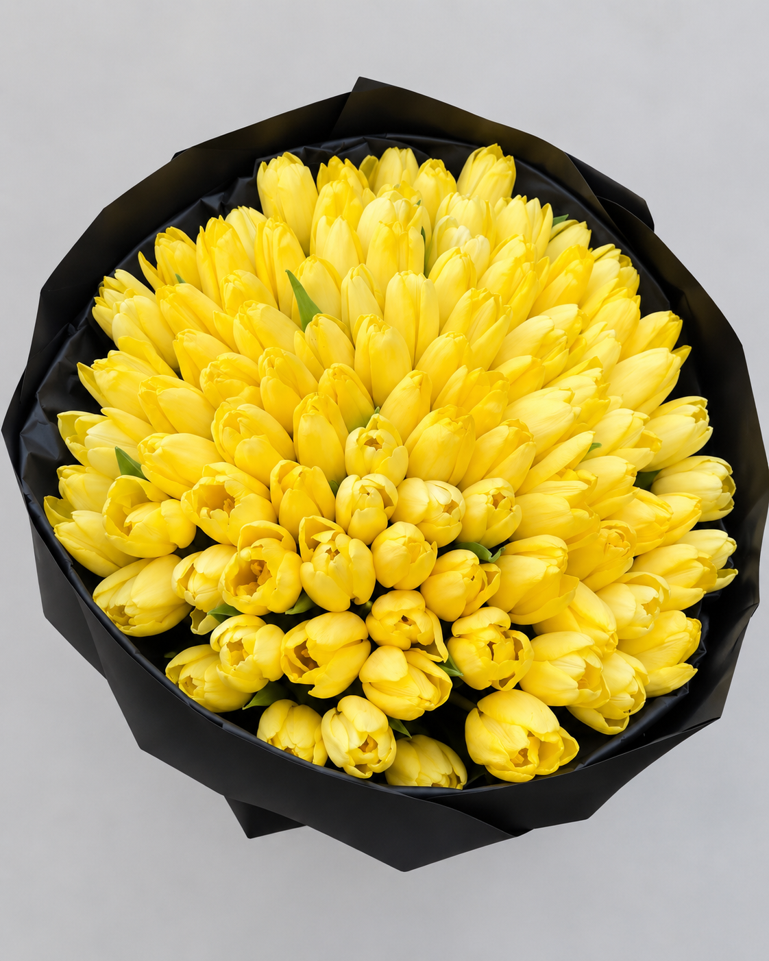 Bouquet Zoe de tulipes jaunes vu du dessus dans son papier noir