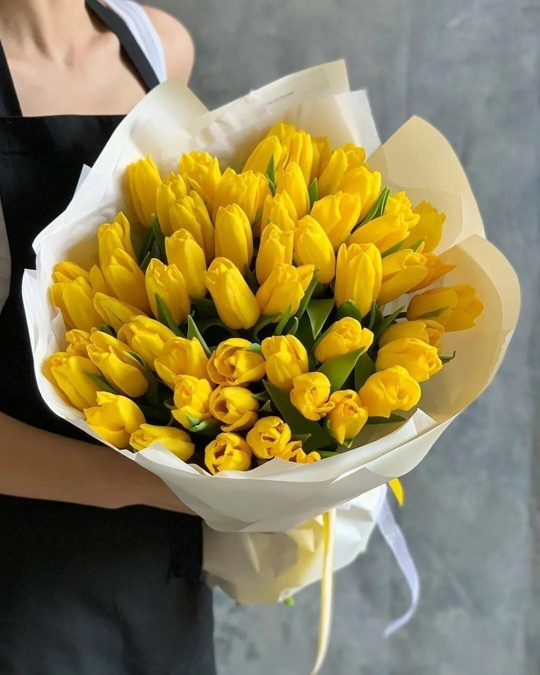 Petit bouquet de tulipes jaunes fraîches en papier blanc et crème, version Zoe