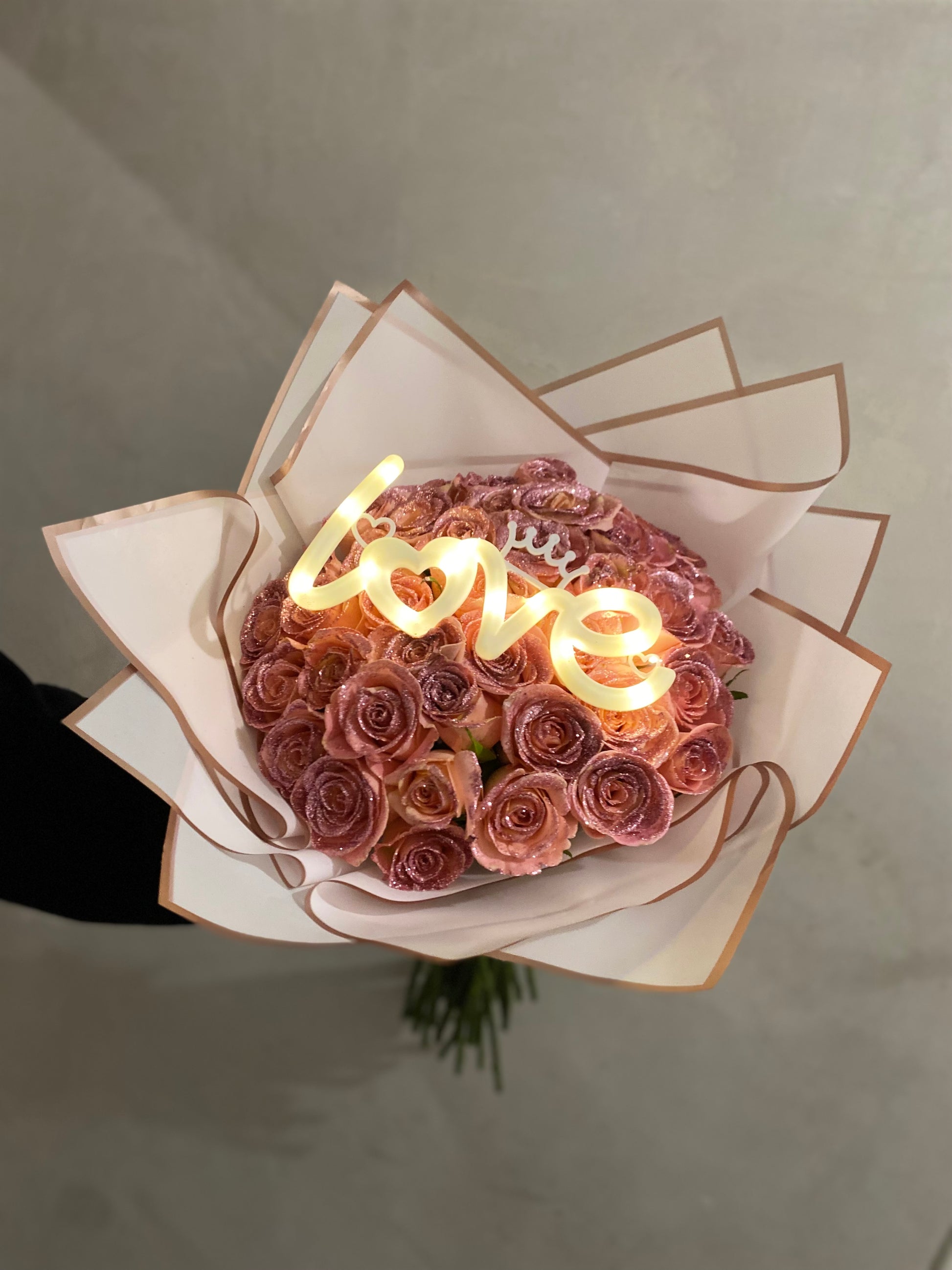 bouquet de rose fraiche pailletés avec toppers lumineux 