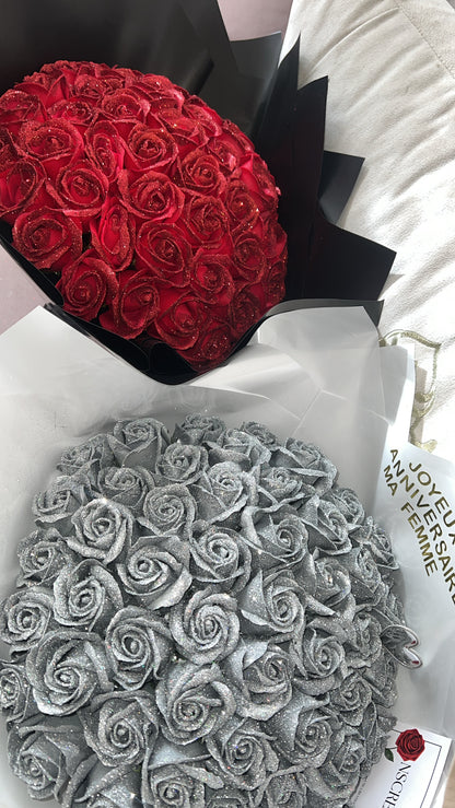  bouquet de roses éternelles savonneuses, argentées avec personnalisation lettre