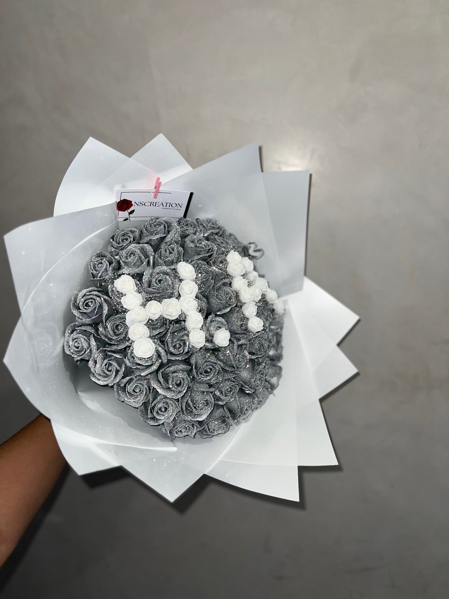  bouquet de roses éternelles savonneuses, argentées avec personnalisation lettre