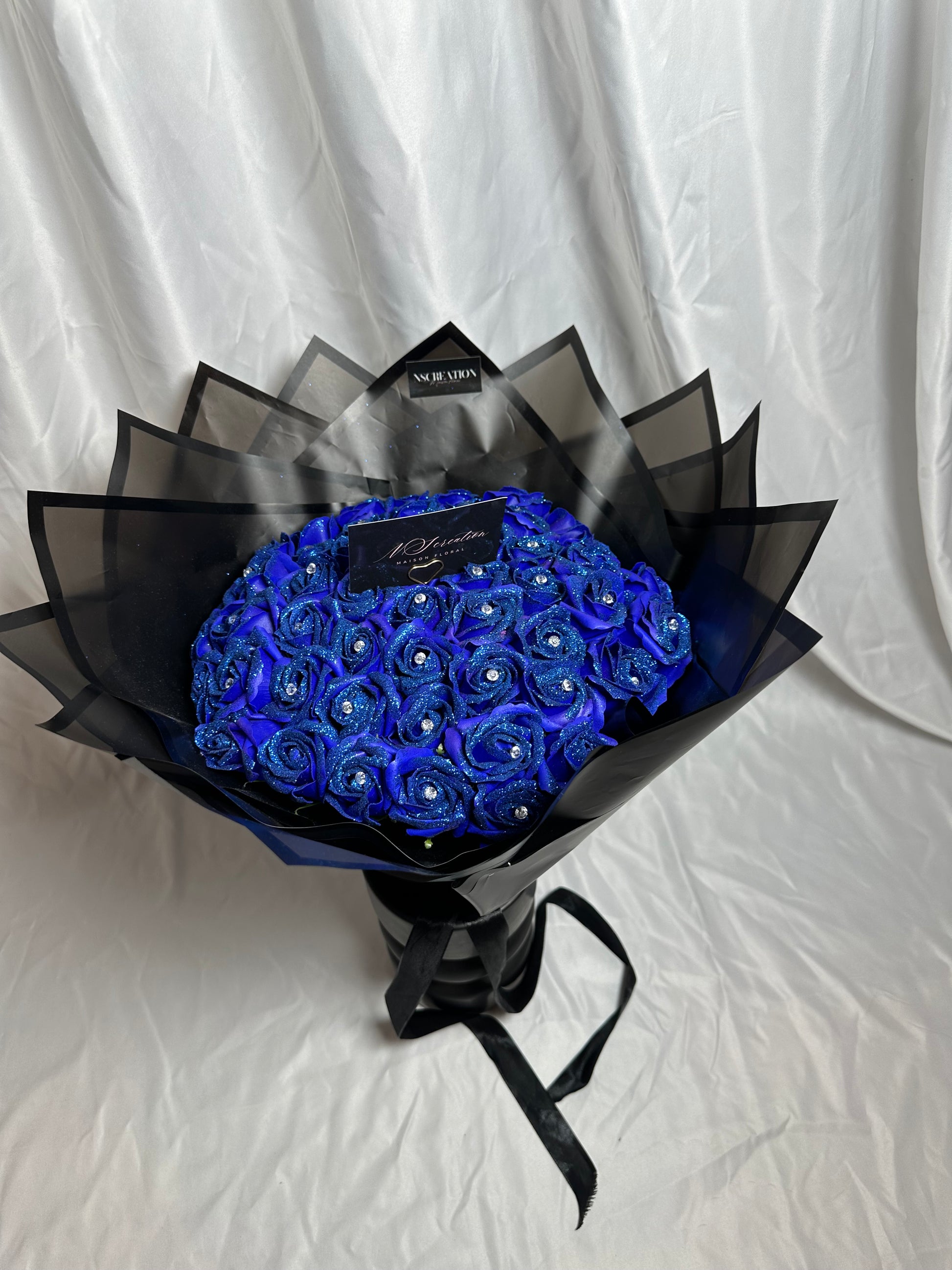 bouquet éternel en roses bleu royal scintillant emballage noir