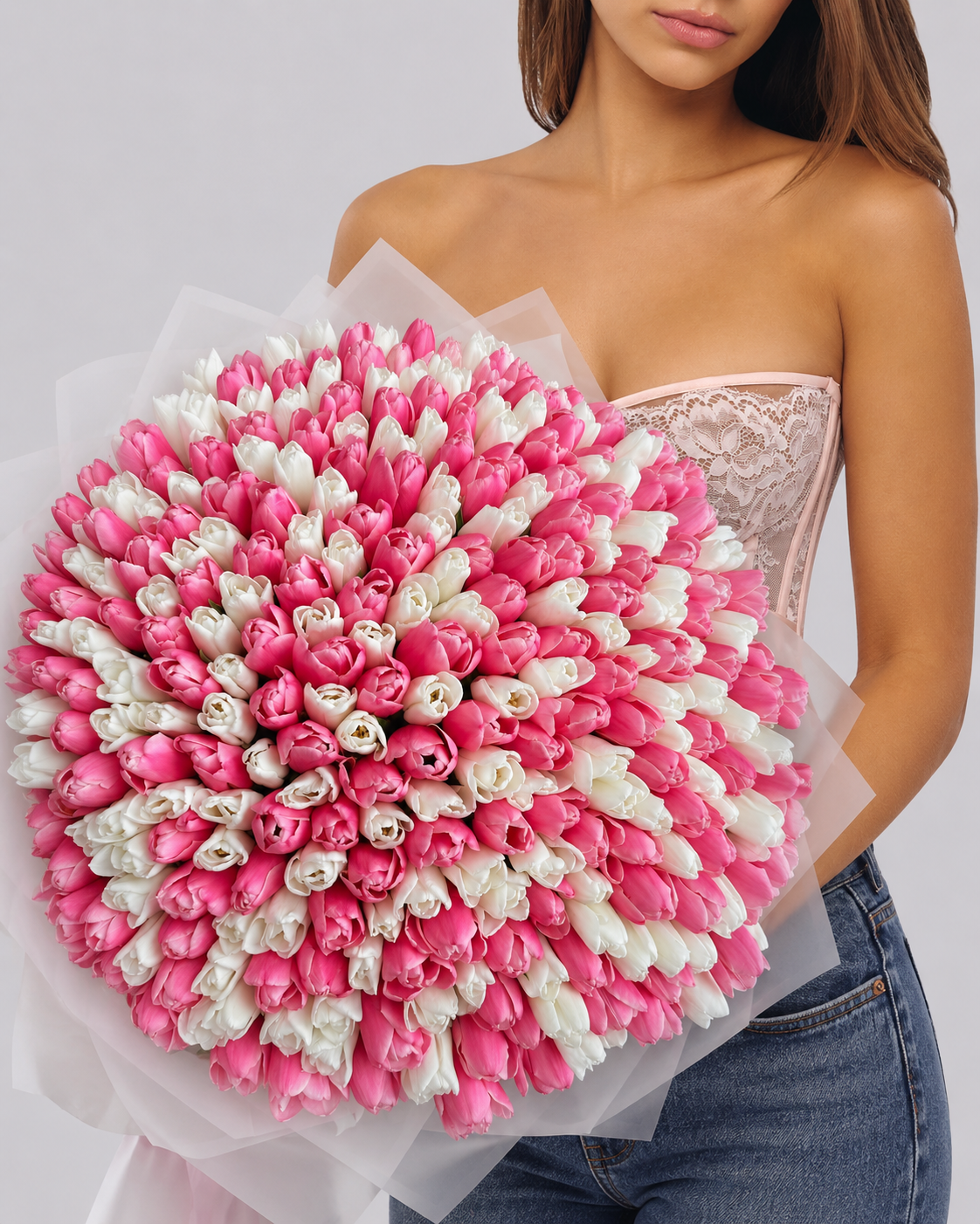 Bouquet Cadie de tulipes roses et blanches tenu dans les bras, vue de côté