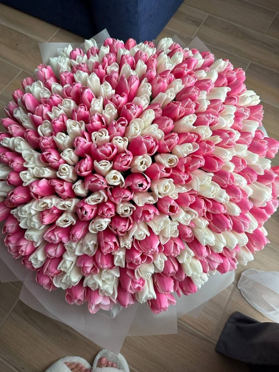 Bouquet Cadie de tulipes roses et blanches très fourni posé à plat, vue de dessus